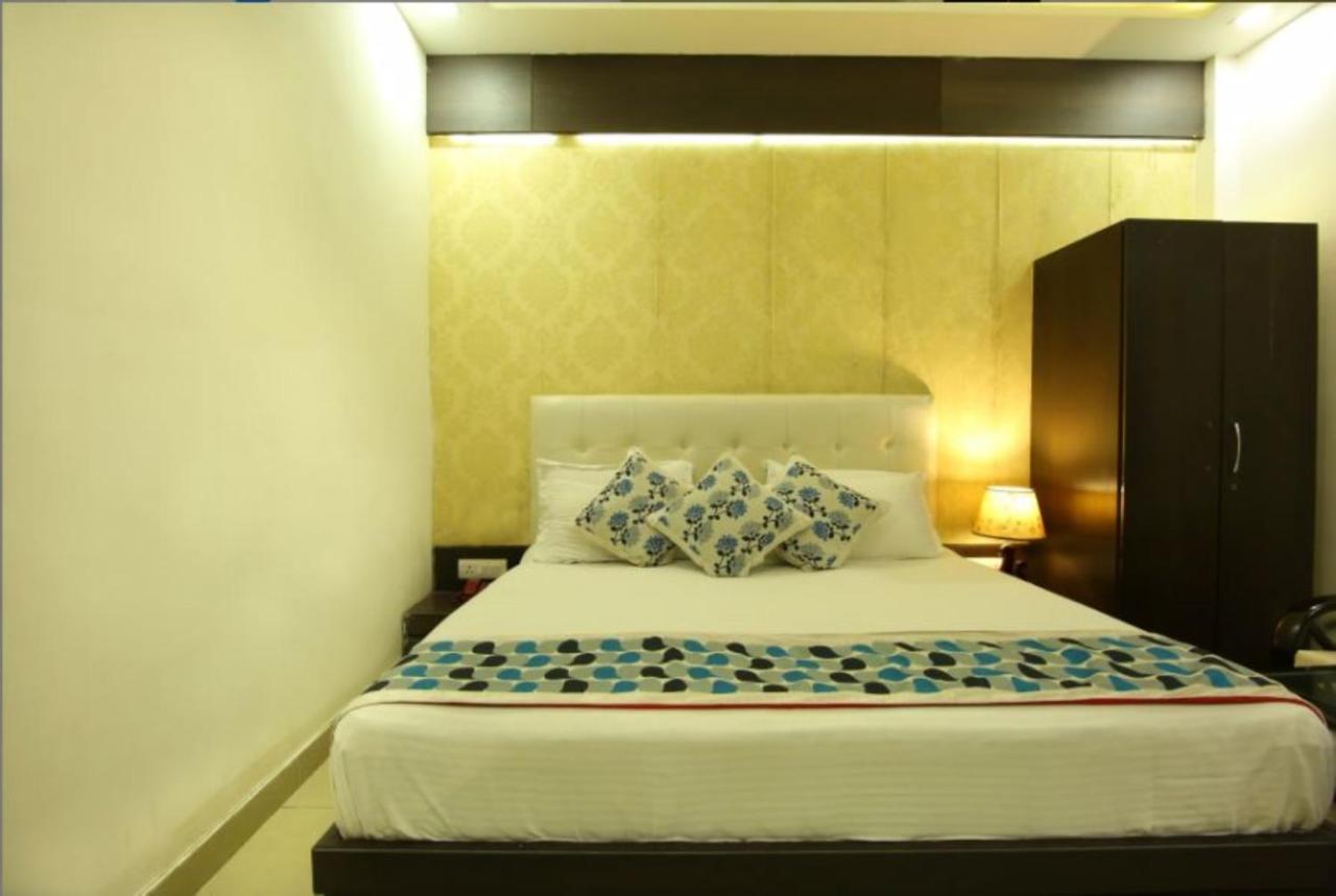 Riya Palace- Near Idgah Railway Station Agra * Agra (Uttar Pradesh)