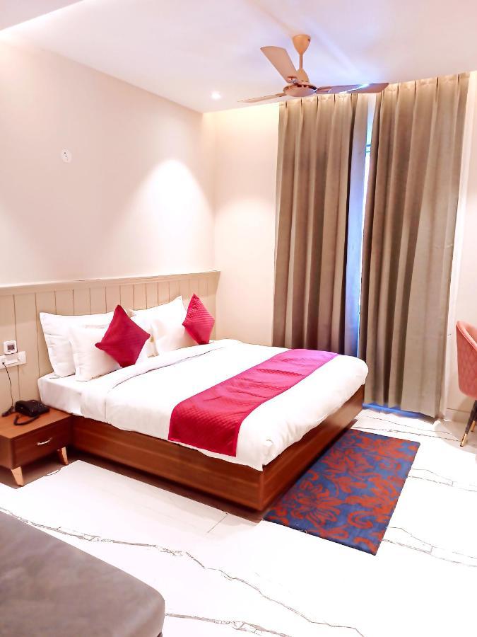 Taj Crown Plaza 3*