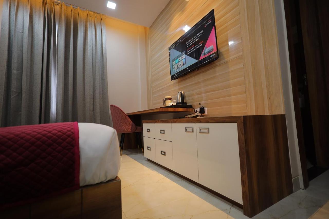 Taj Crown Plaza Hotel 3*