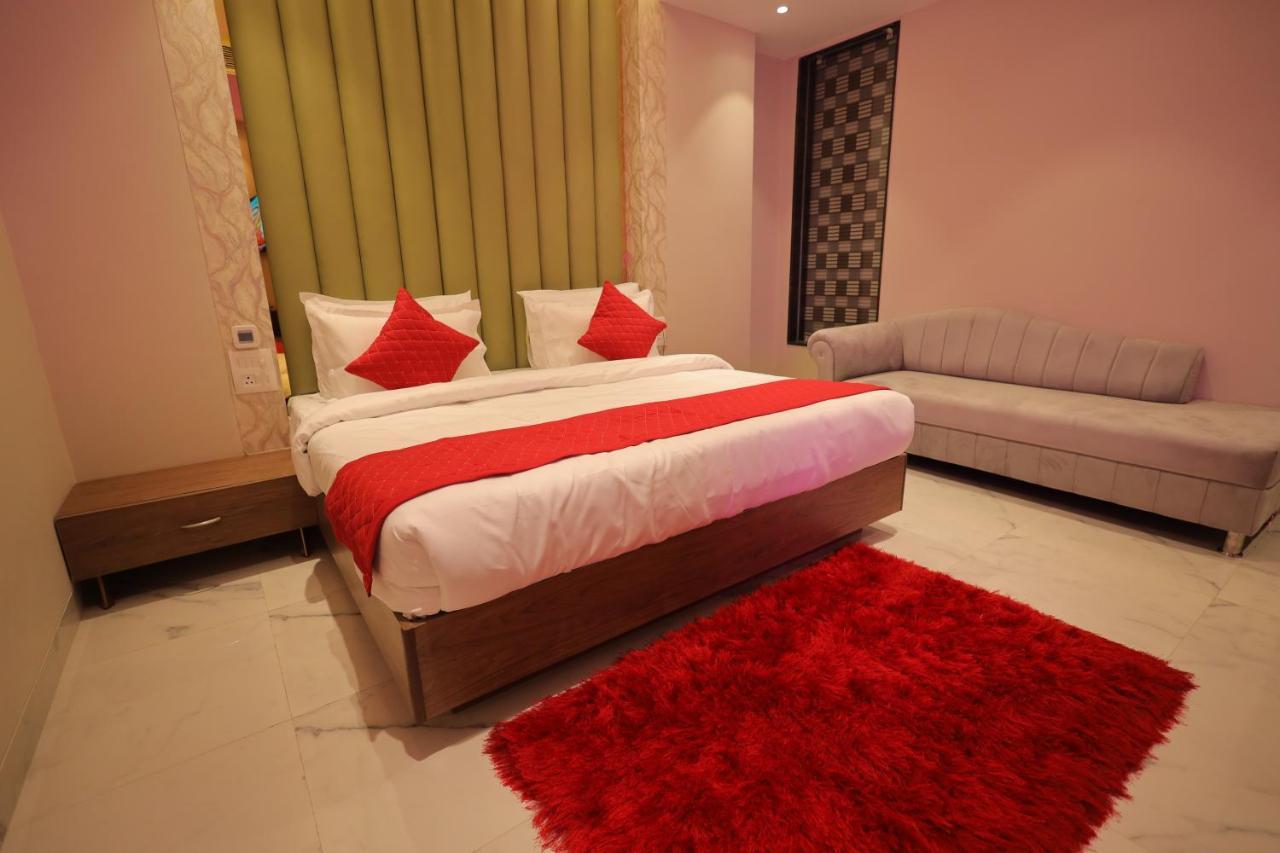 Taj Crown Plaza 3*