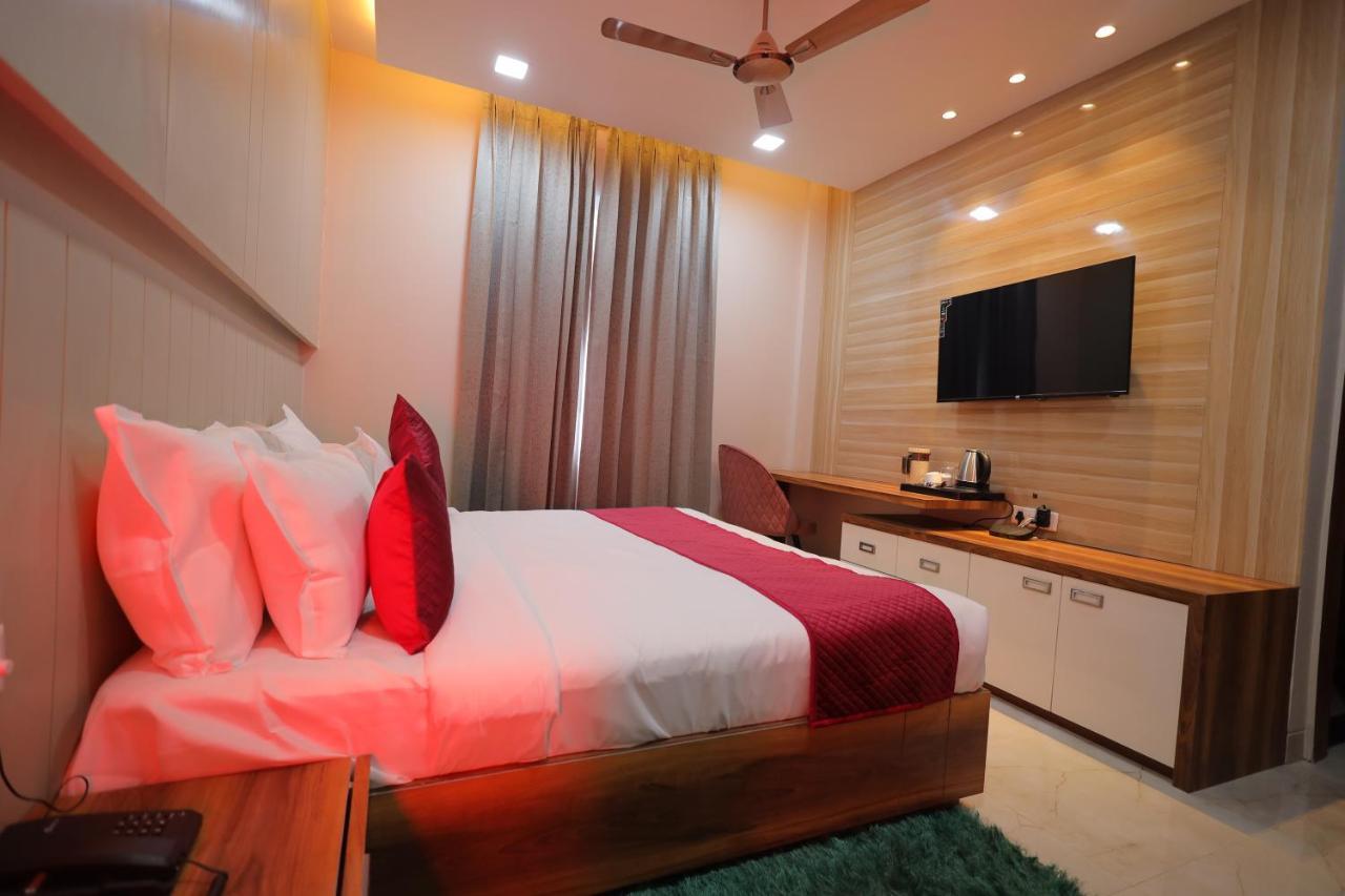Hotel Taj Crown Plaza 3*