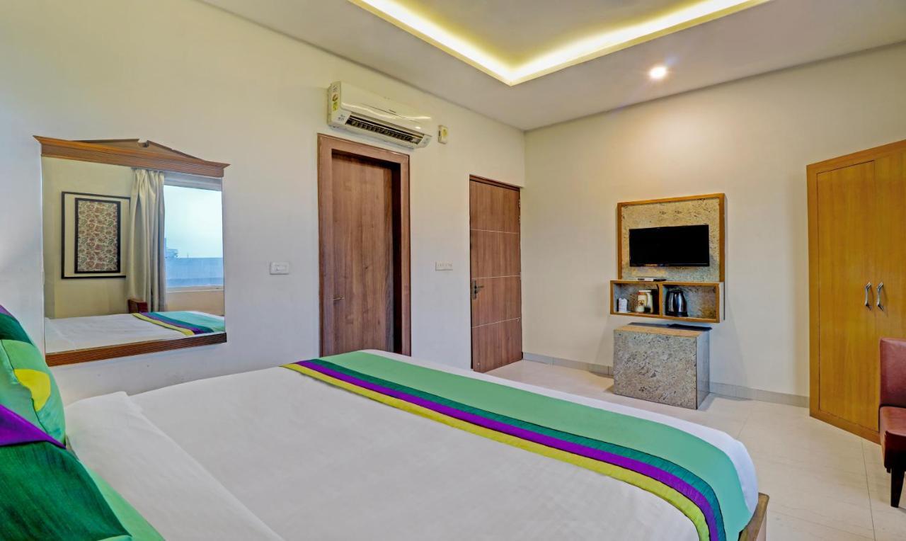 Treebo C1 Taj Nirvana Hotel