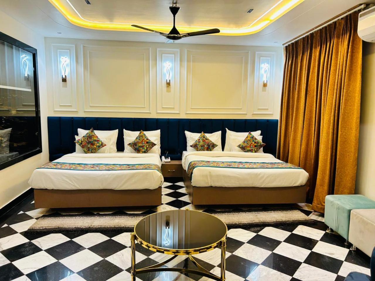 Taj Ronak Luxury - Agra