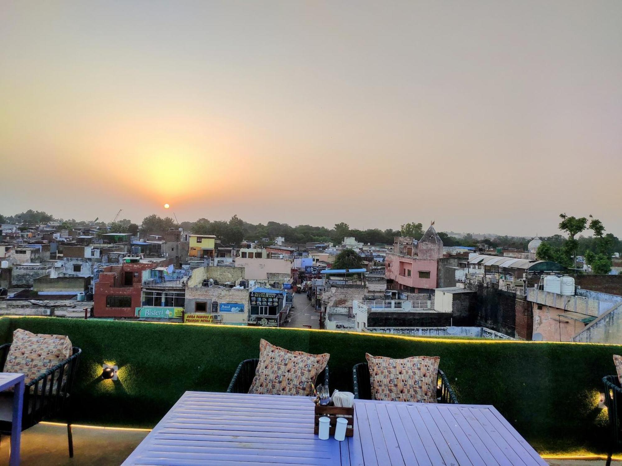 Zigzag * Agra (Uttar Pradesh)