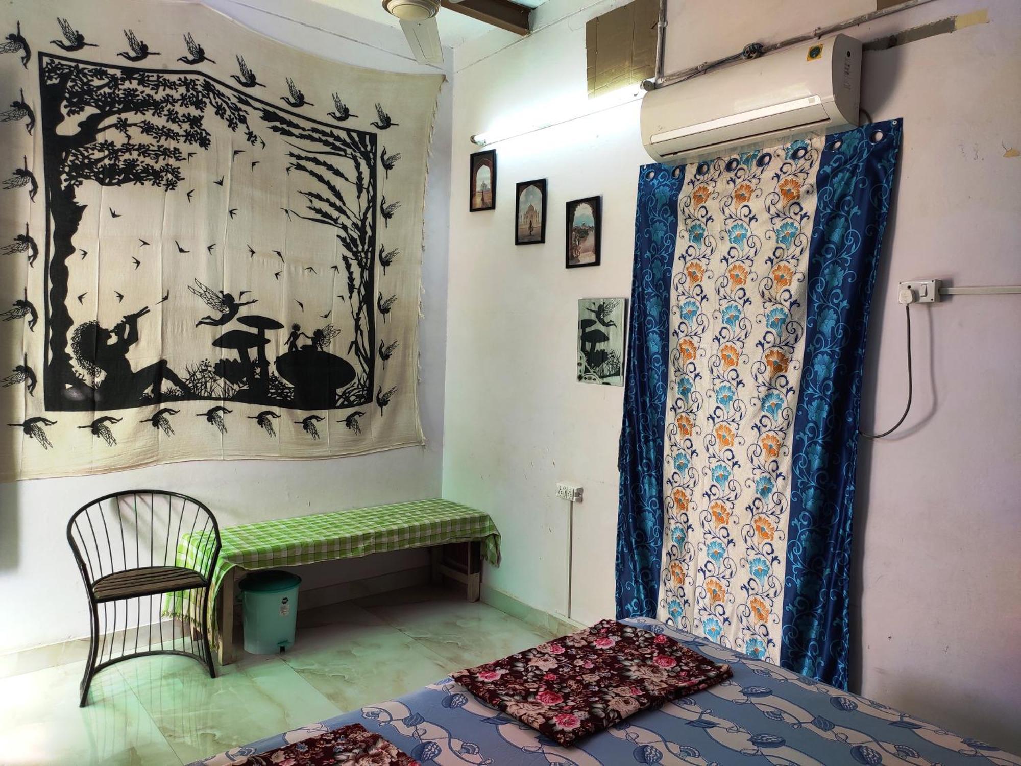 Zigzag Hostel *
