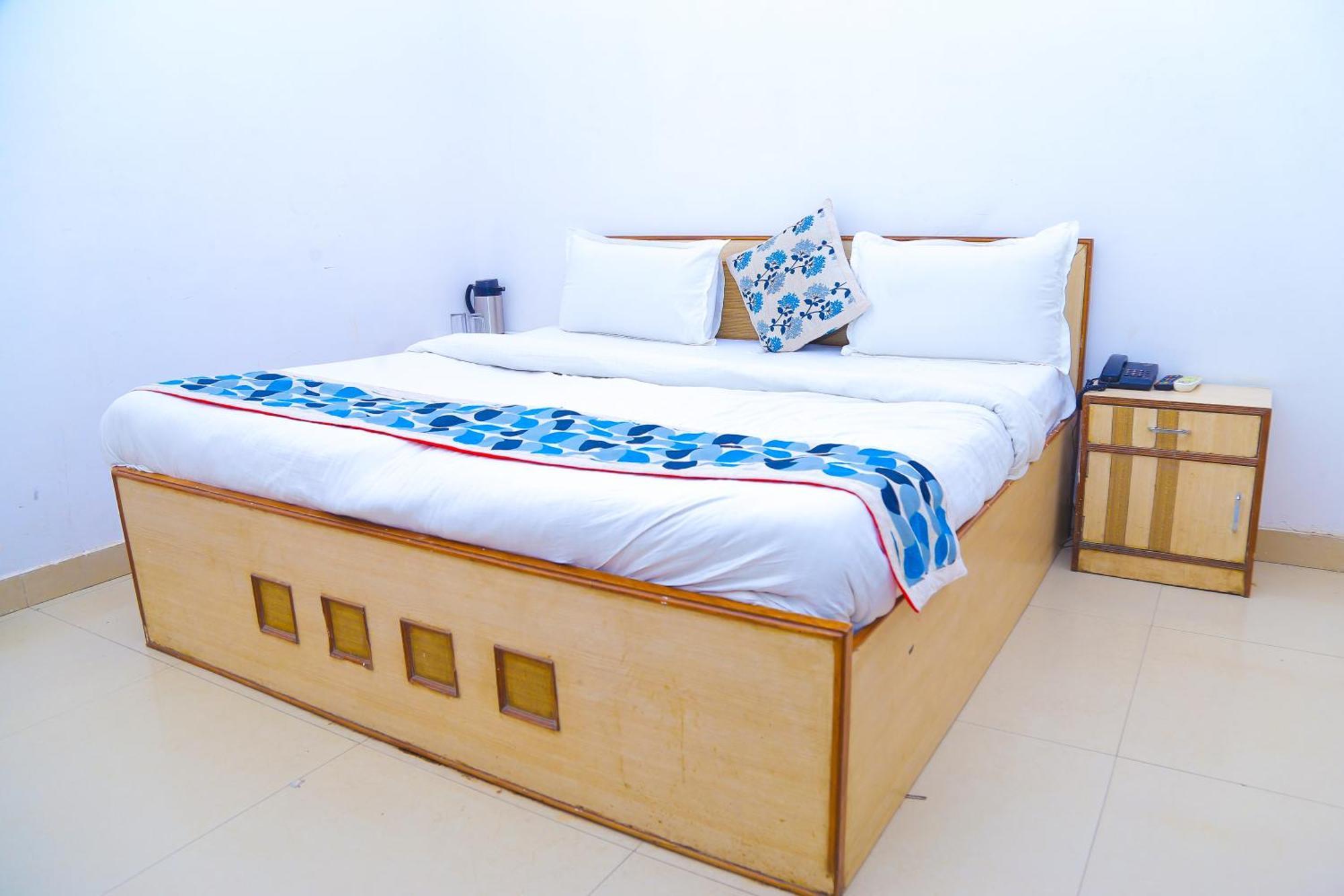 Riya Palace- Near Idgah Railway Station Agra Hotel