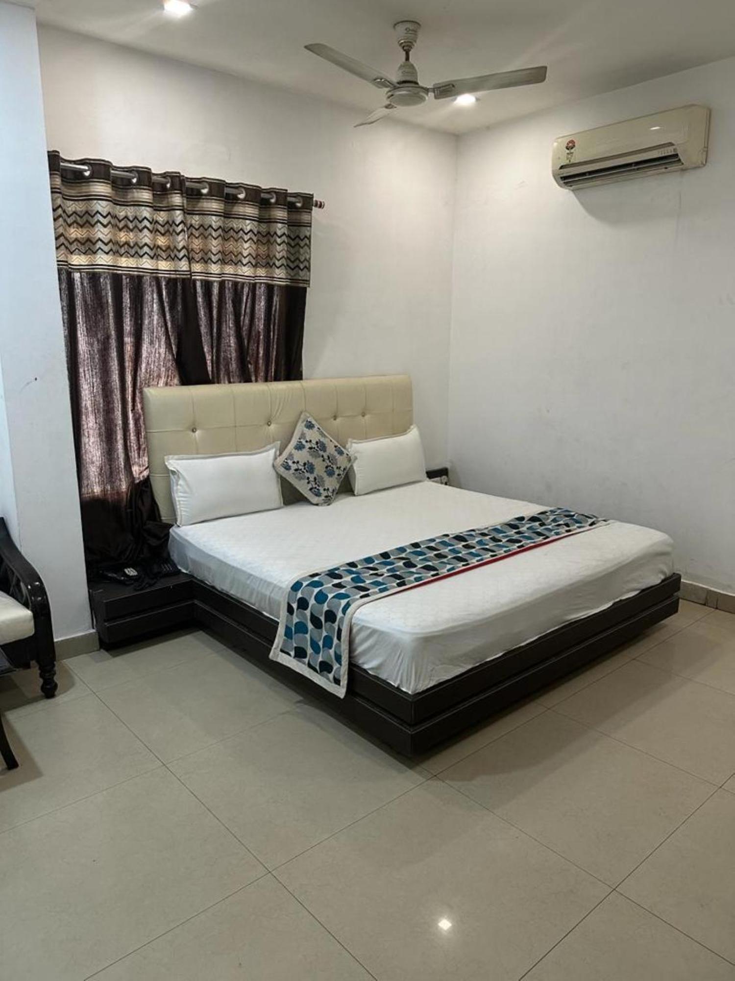 Riya Palace- Near Idgah Railway Station Agra