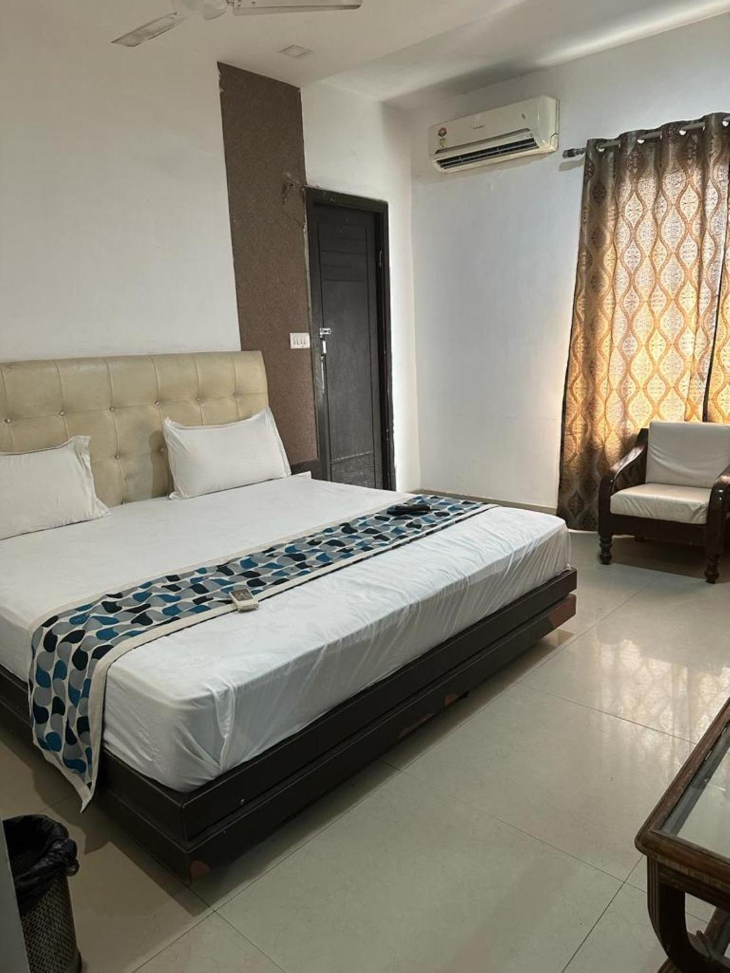 Riya Palace- Near Idgah Railway Station Agra *