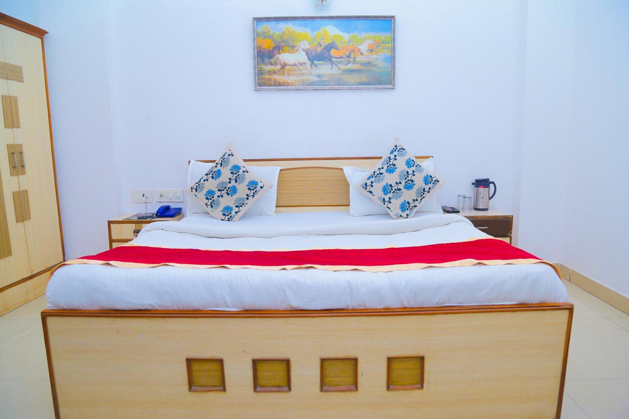 Riya Palace- Near Idgah Railway Station Agra Hotel *