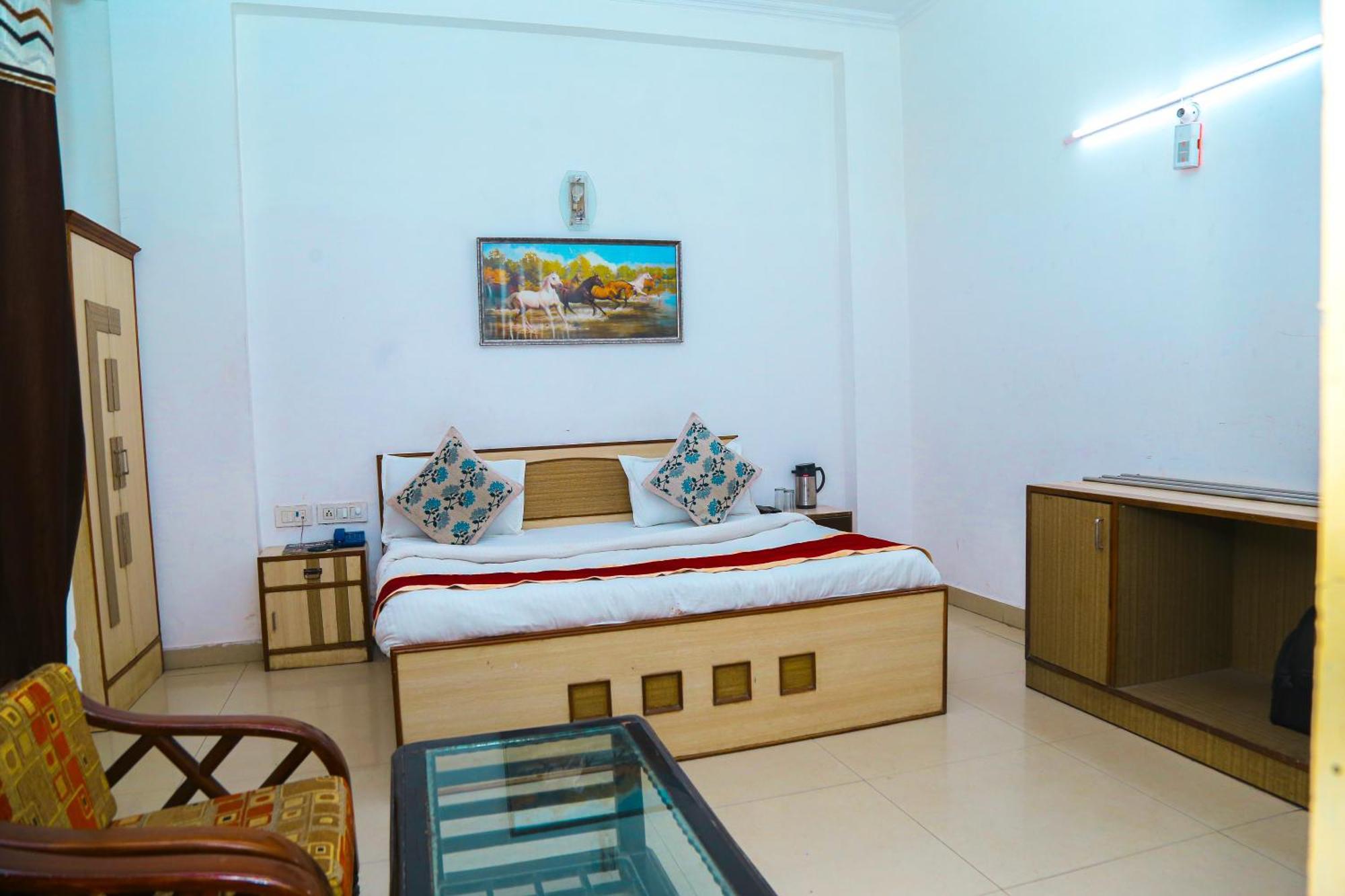 Riya Palace- Near Idgah Railway Station Agra * Agra (Uttar Pradesh)