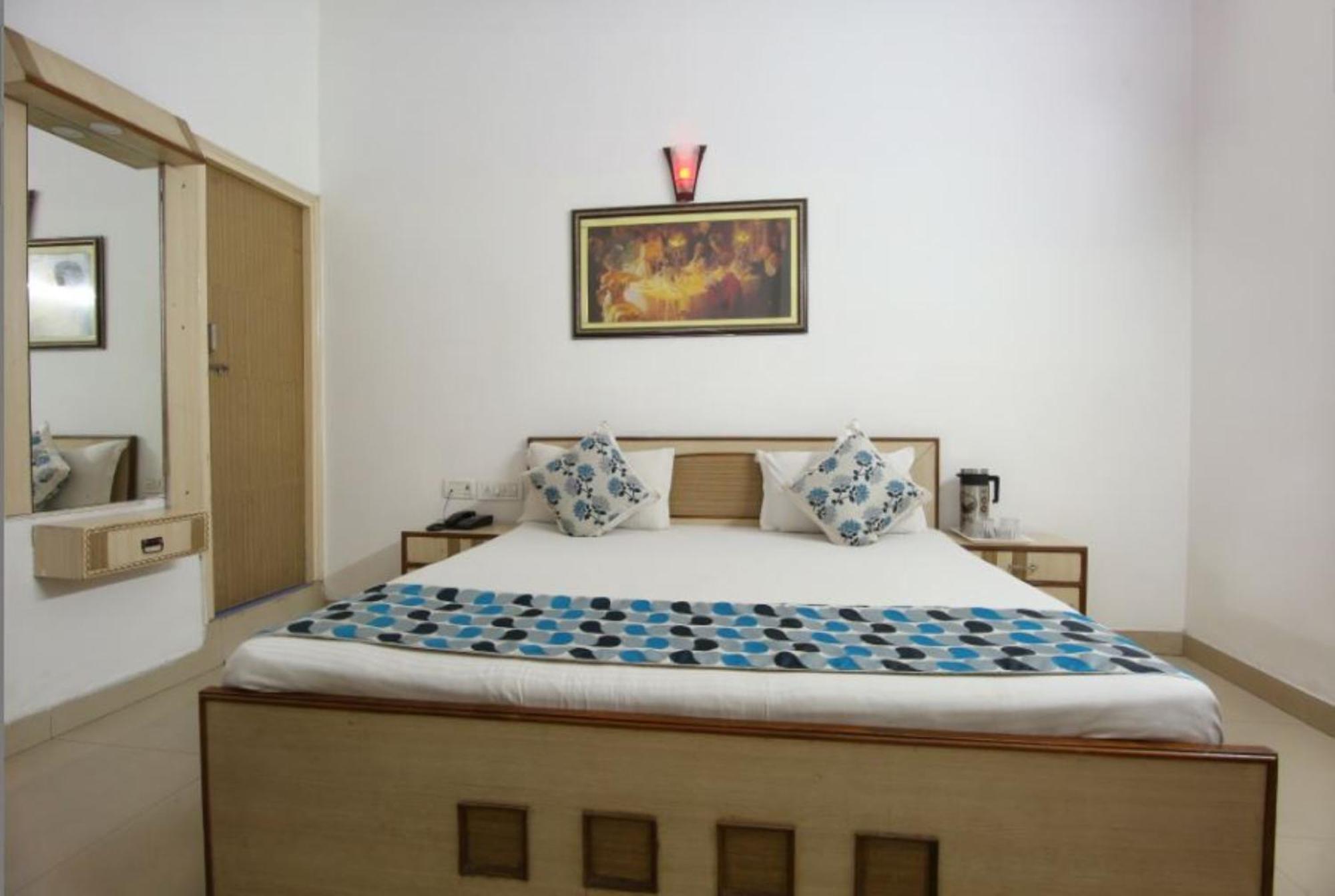 Riya Palace- Near Idgah Railway Station Agra Hotel *