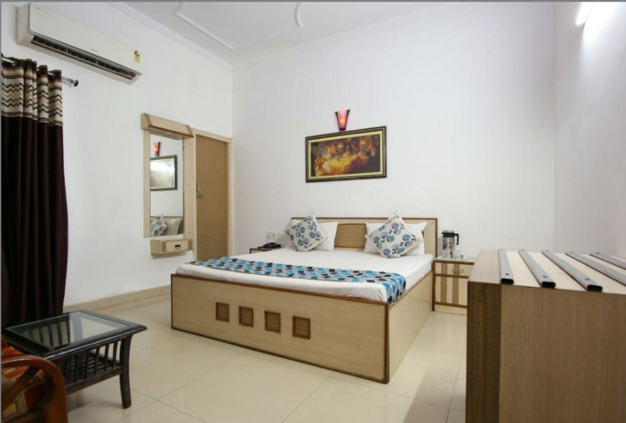 Riya Palace- Near Idgah Railway Station Agra * Agra (Uttar Pradesh)