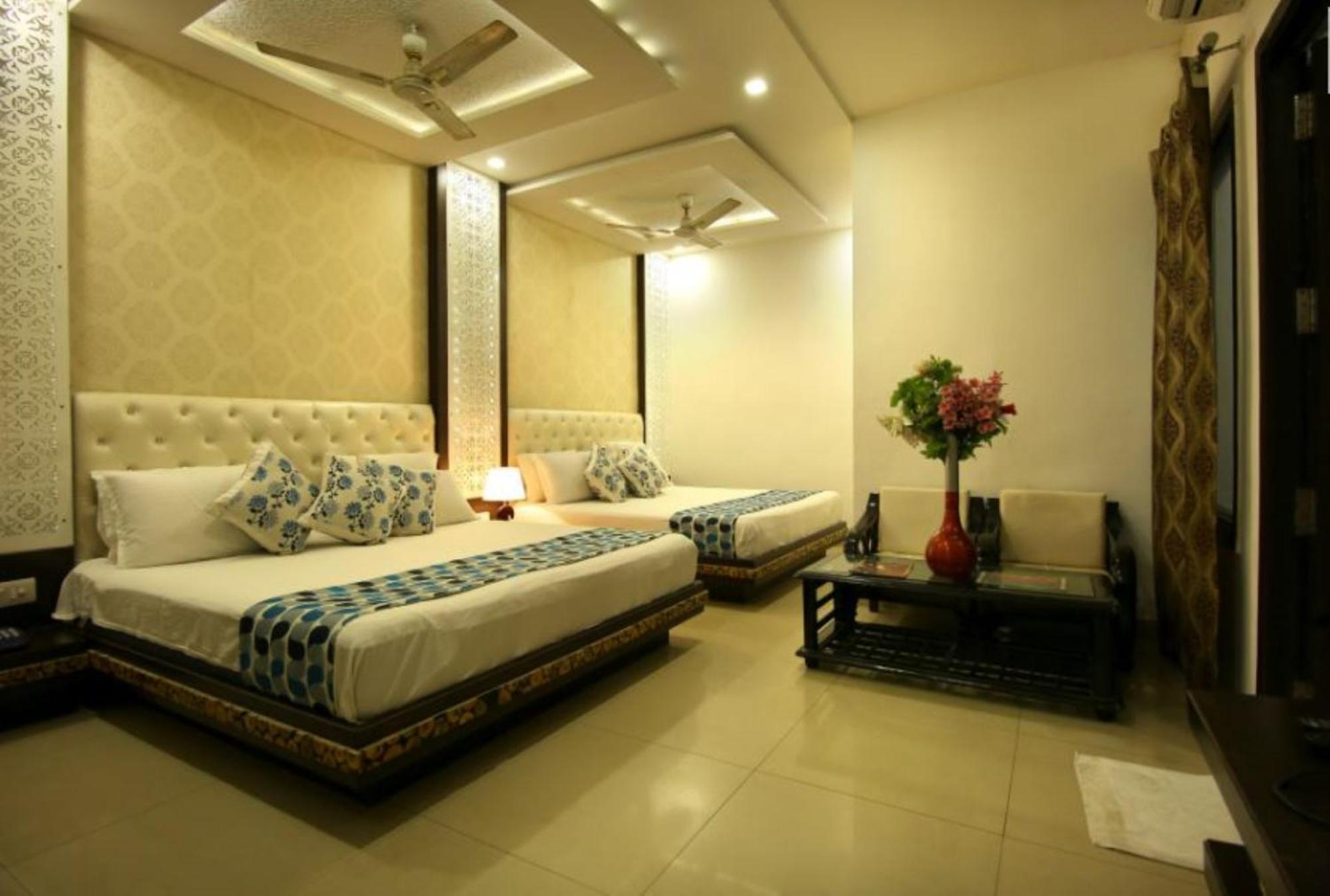 Riya Palace- Near Idgah Railway Station Agra Hotel *