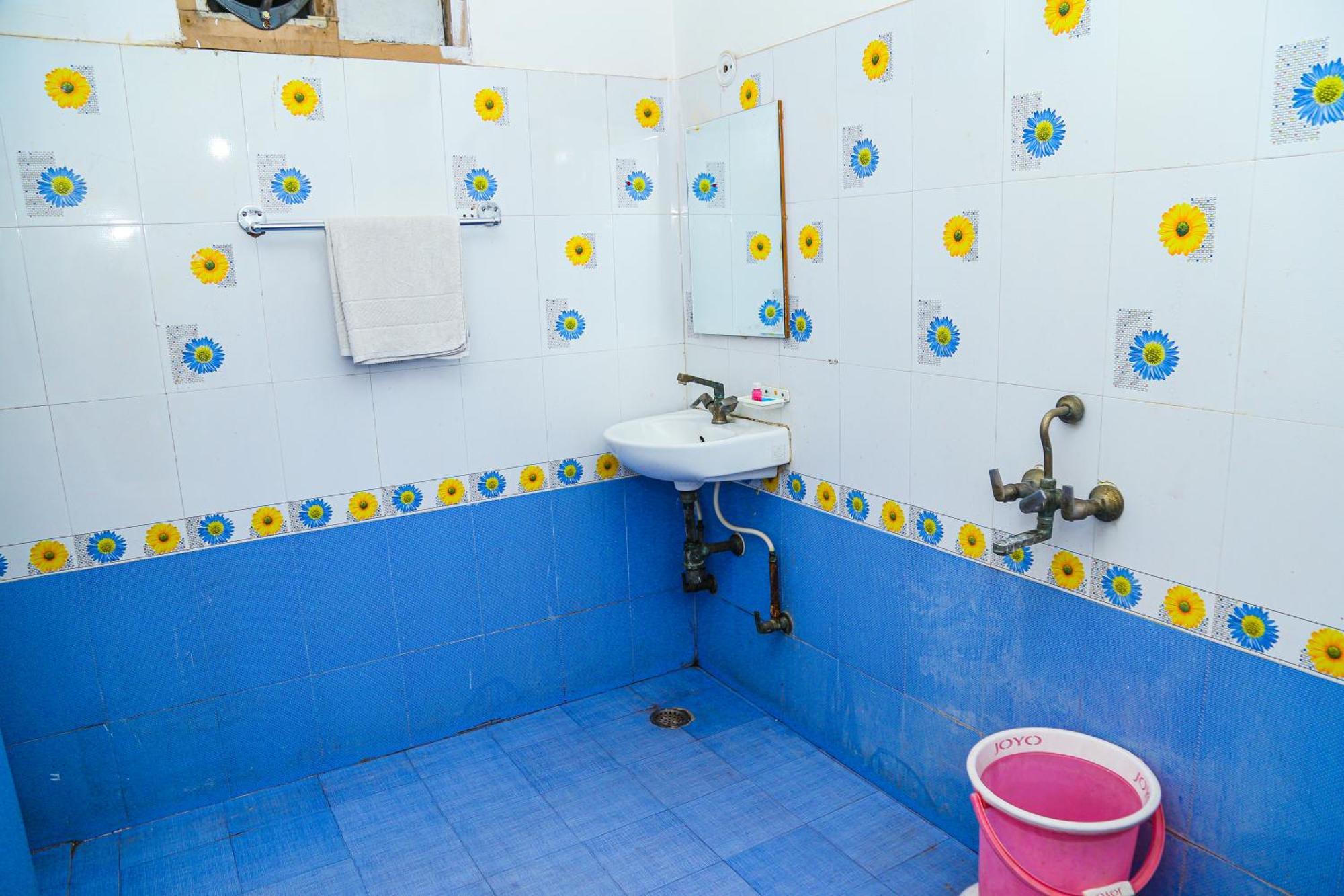 Riya Palace- Near Idgah Railway Station Agra Hotel *