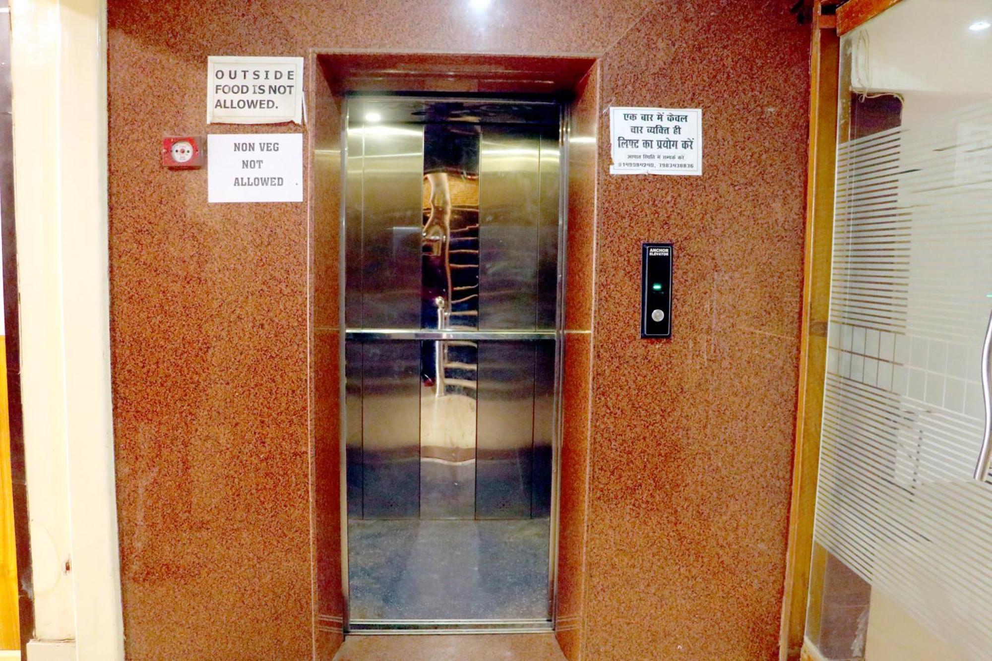 Riya Palace- Near Idgah Railway Station Agra Hotel
