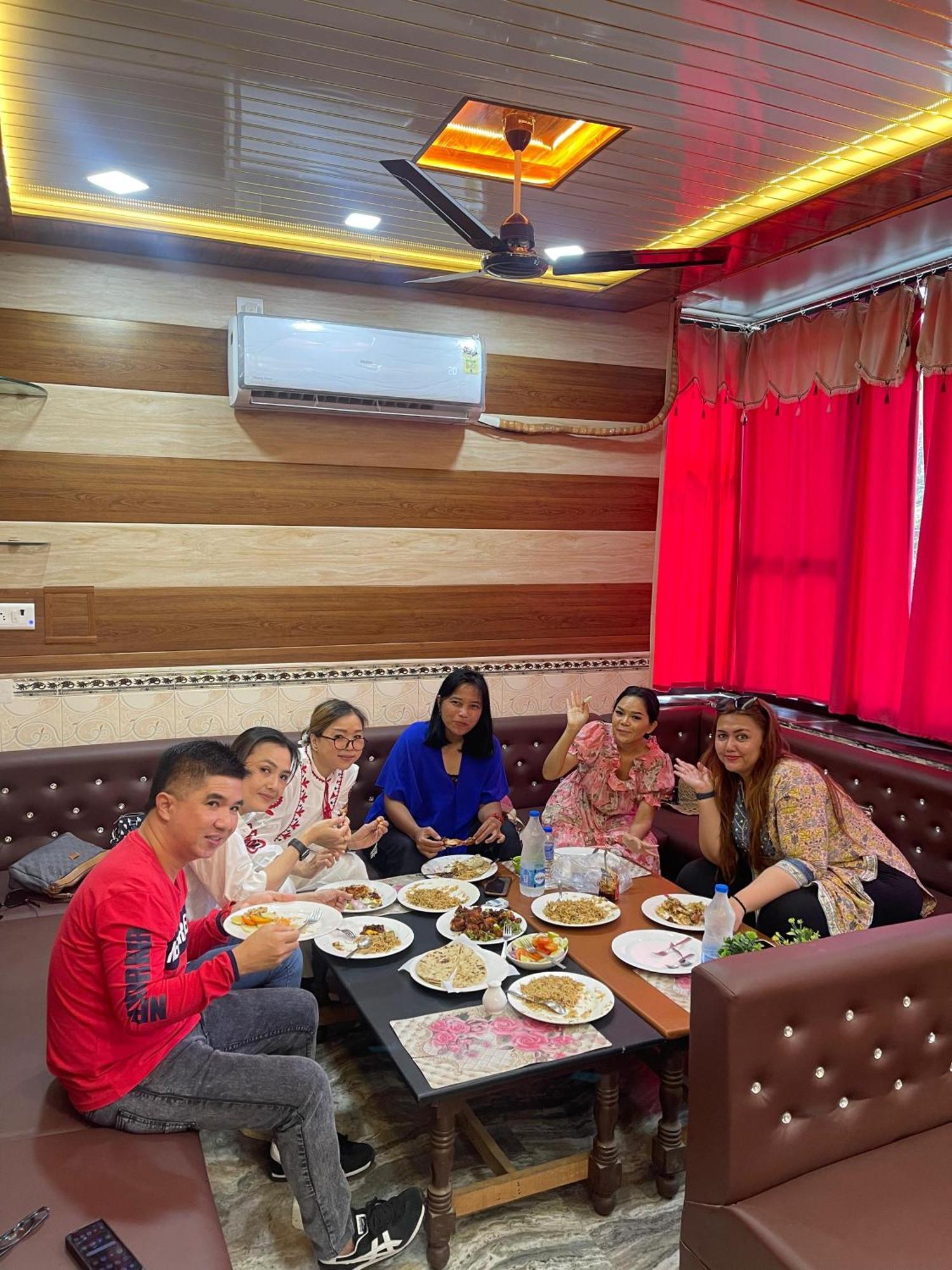 Friends & Hostel- Near Taj Mahal *