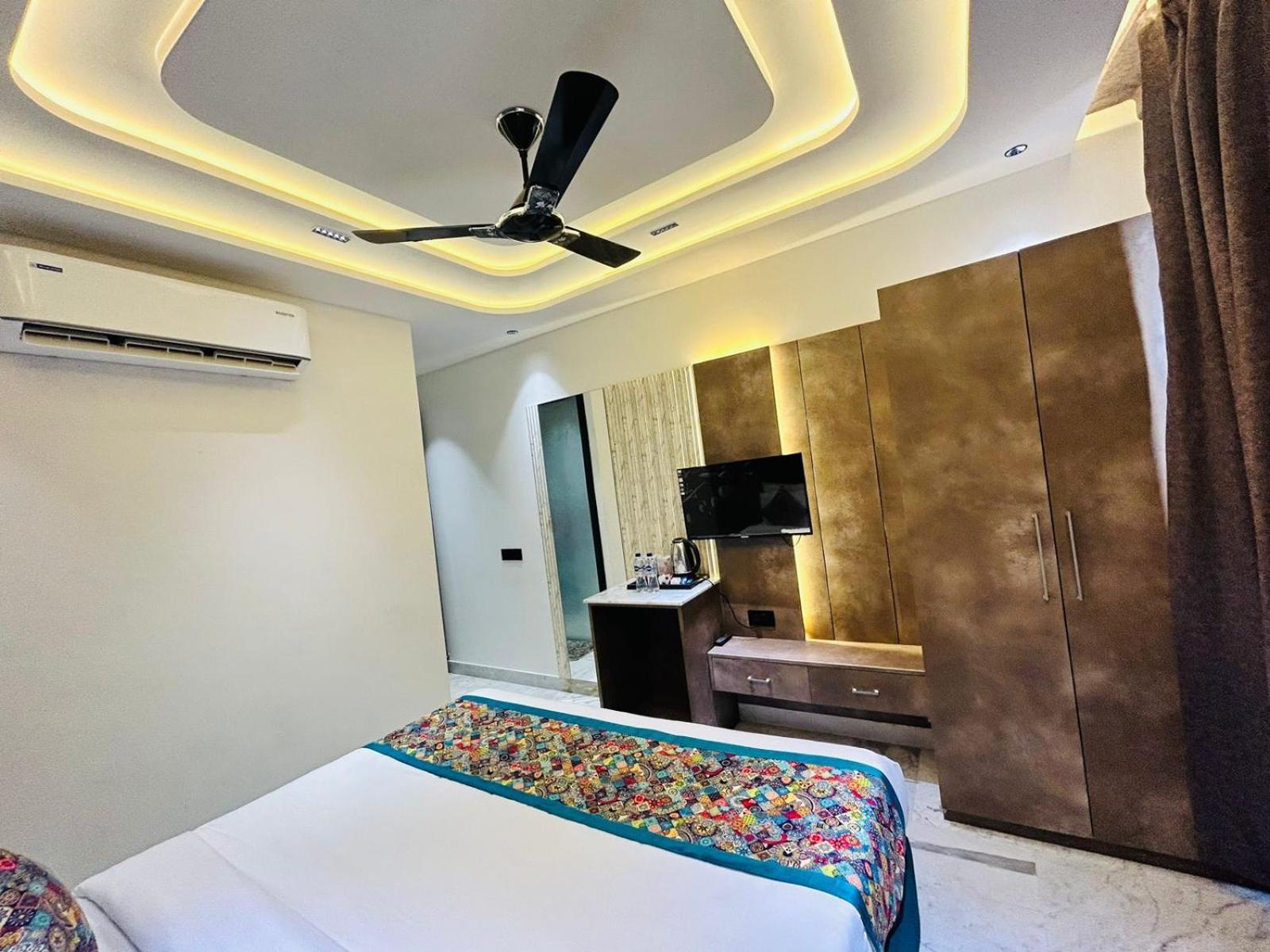 Taj Ronak Luxury - Agra