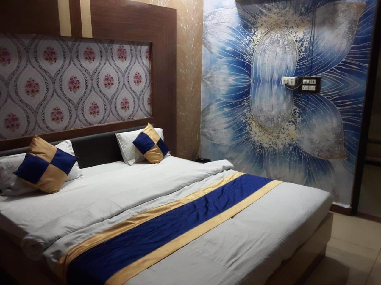 Vaibhav Palace Guest house *