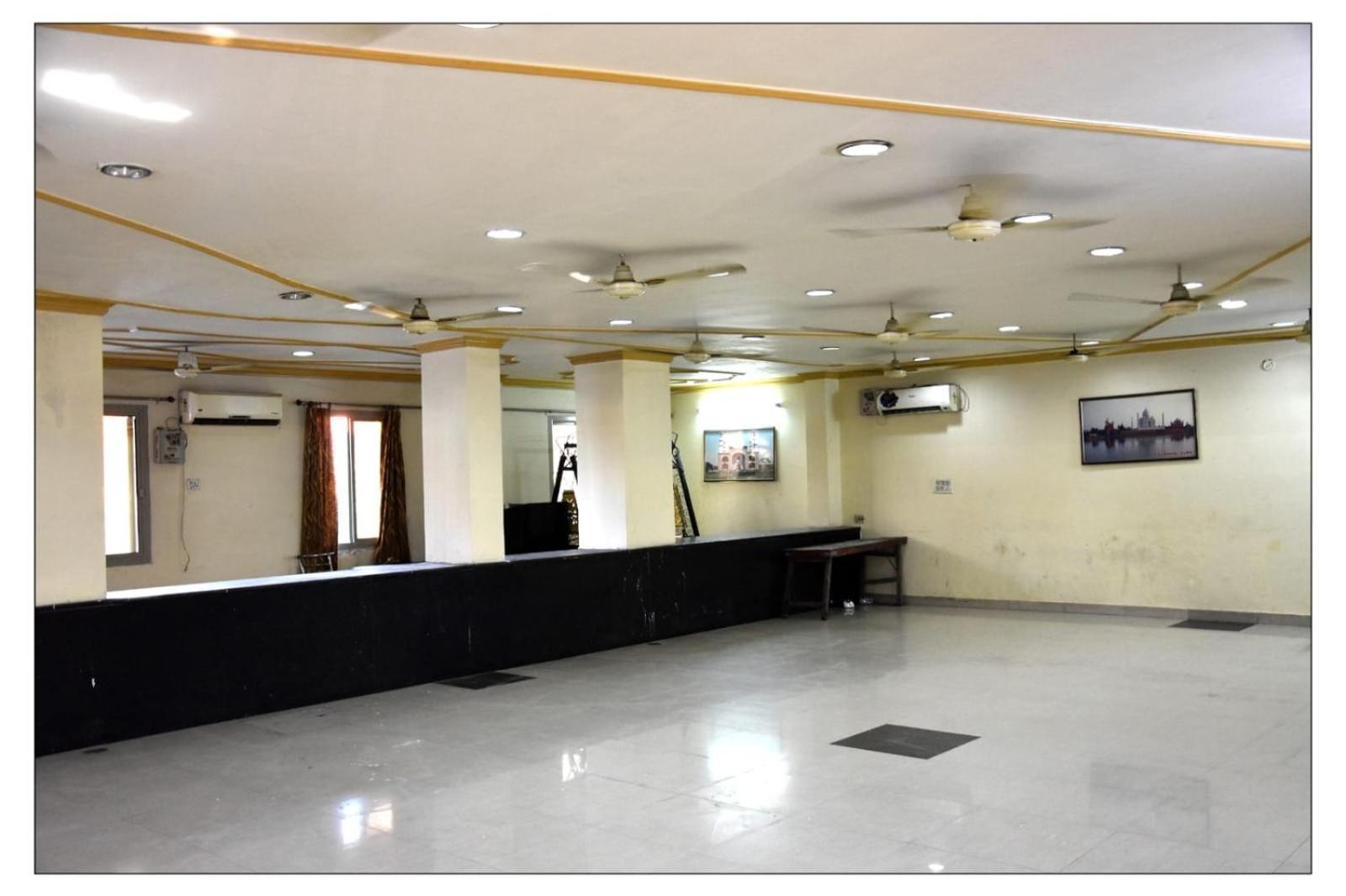 Vaibhav Palace Guest house *