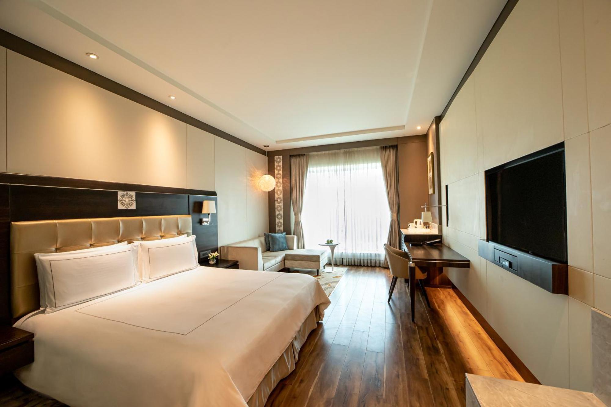 Taj & Convention Centre, Hotel 5*