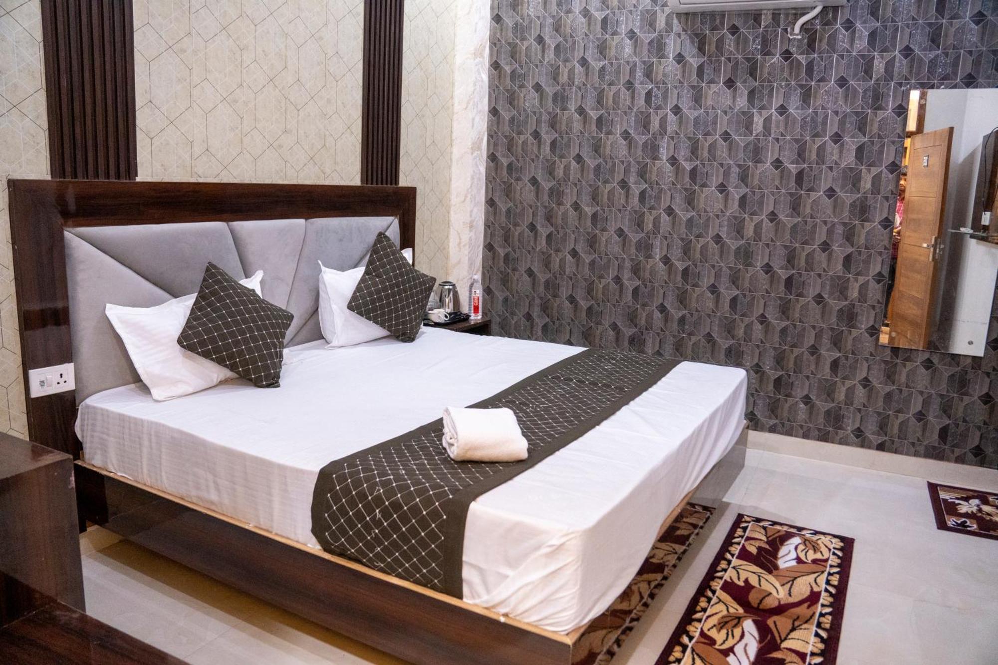 Vaibhav Palace Guest house