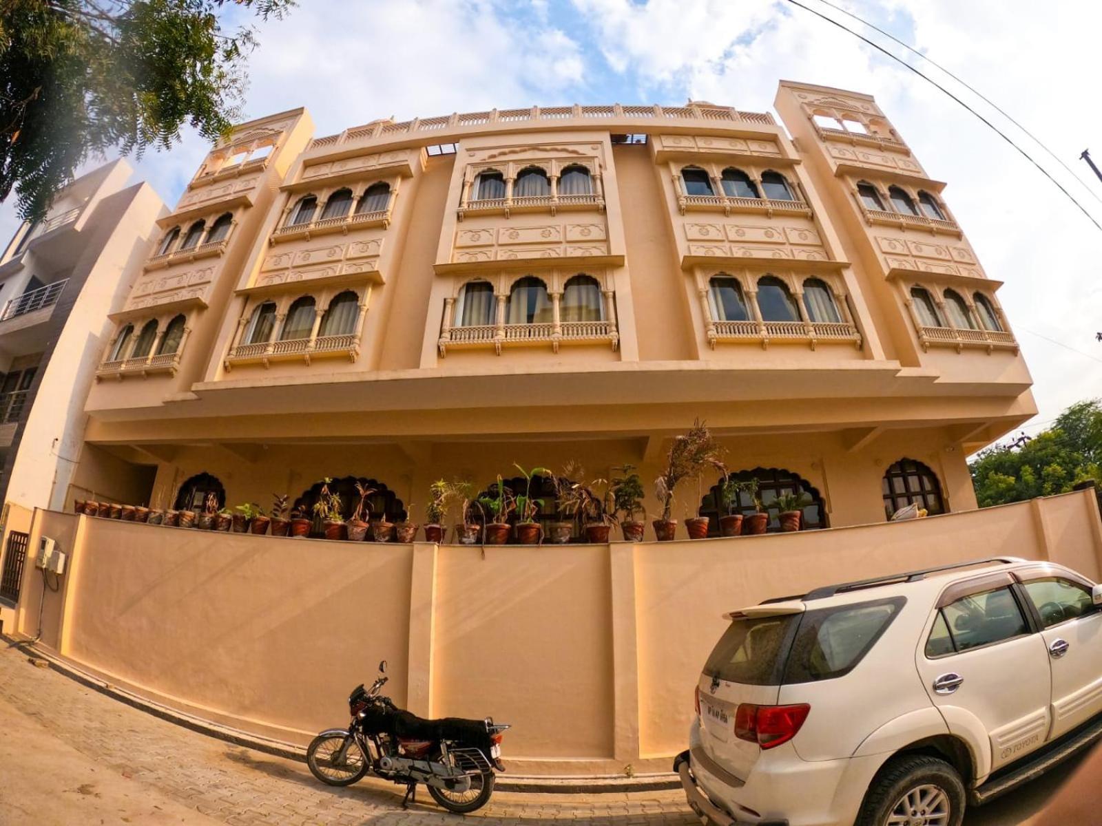 The Taj Vista Agra- Walking Distance To Taj Mahal