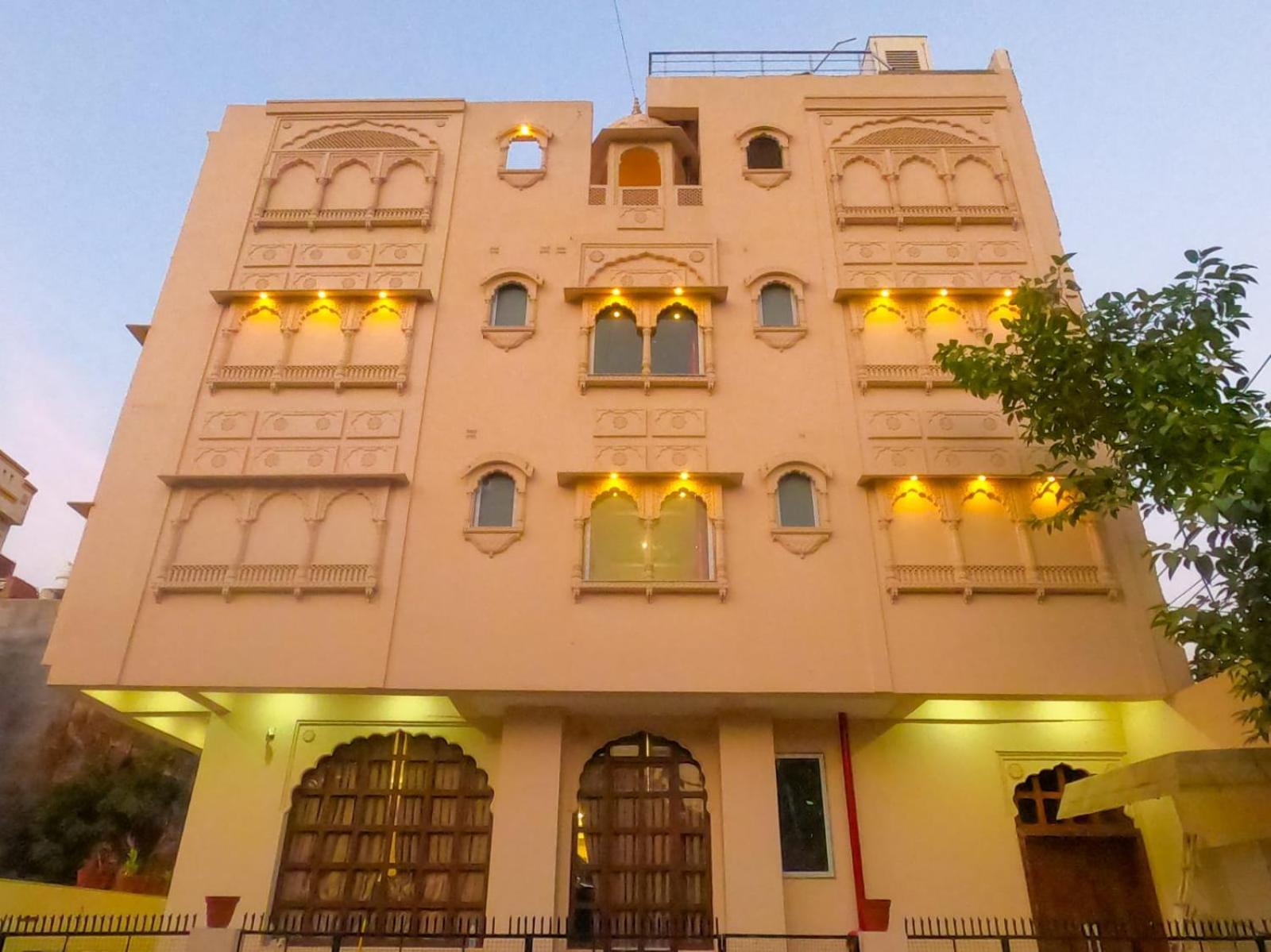 The Taj Vista Agra- Walking Distance To Taj Mahal 3*