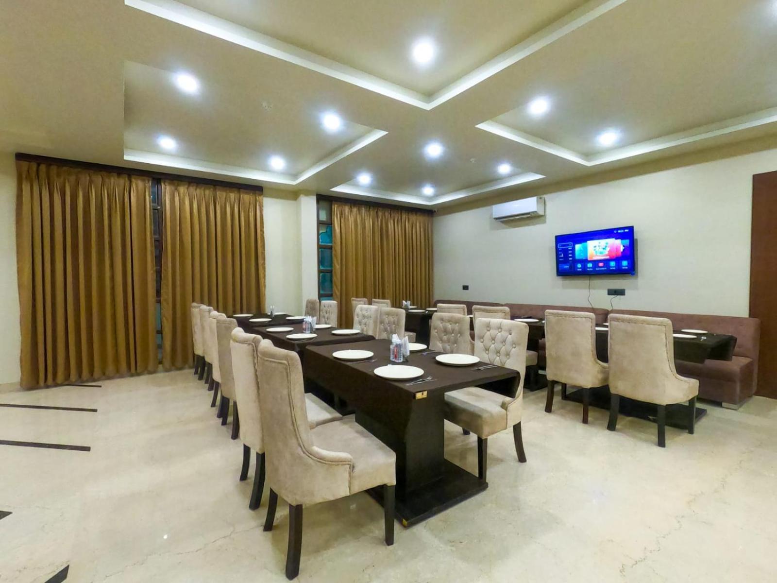 Hotel The Taj Vista Agra- Walking Distance To Taj Mahal