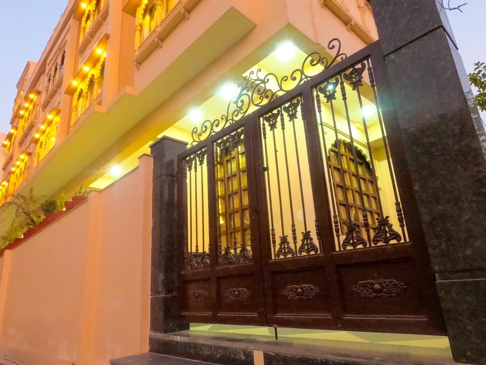 Hotel The Taj Vista Agra- Walking Distance To Taj Mahal 3*
