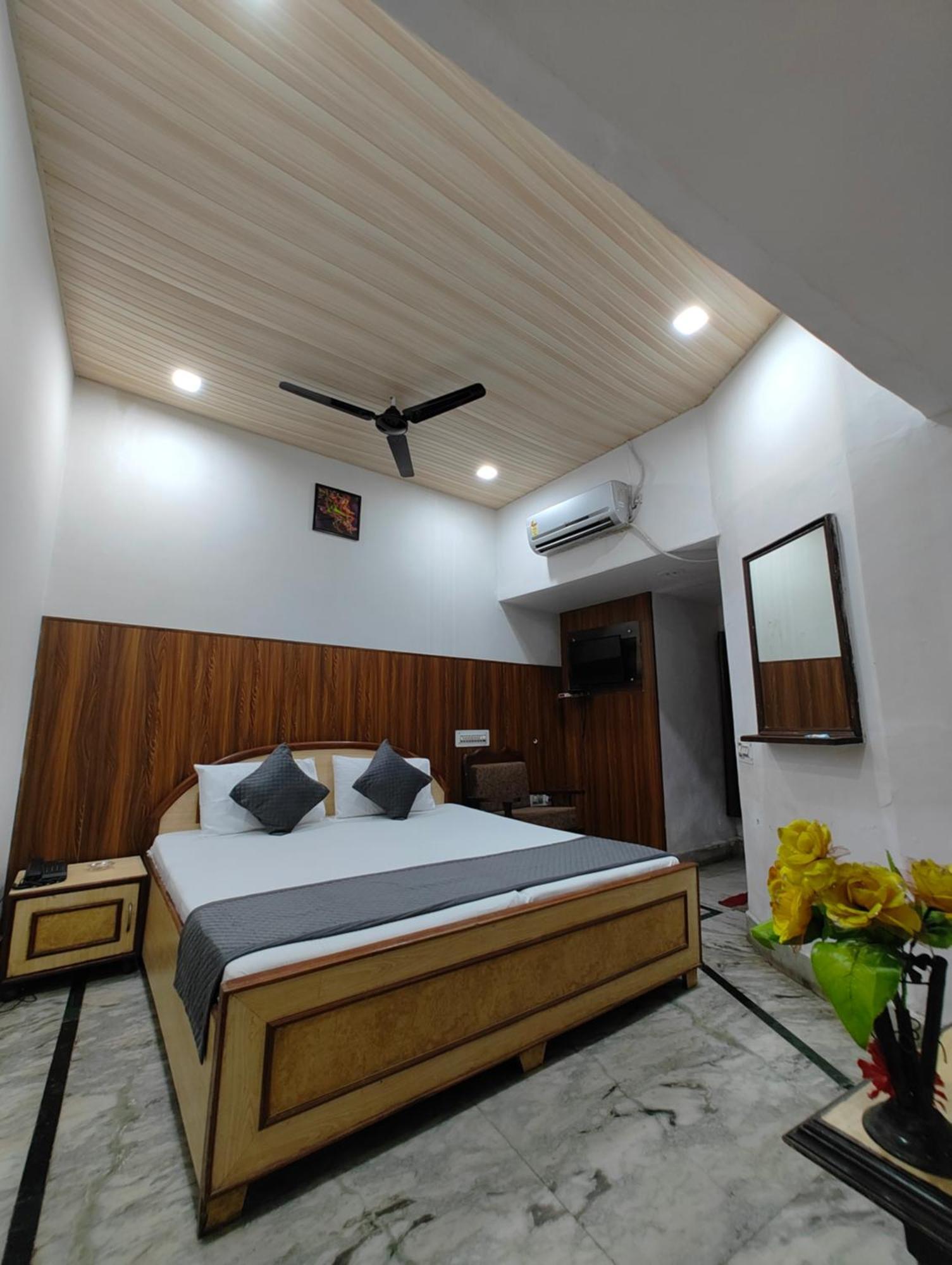 Hotel Swarajya Palace *