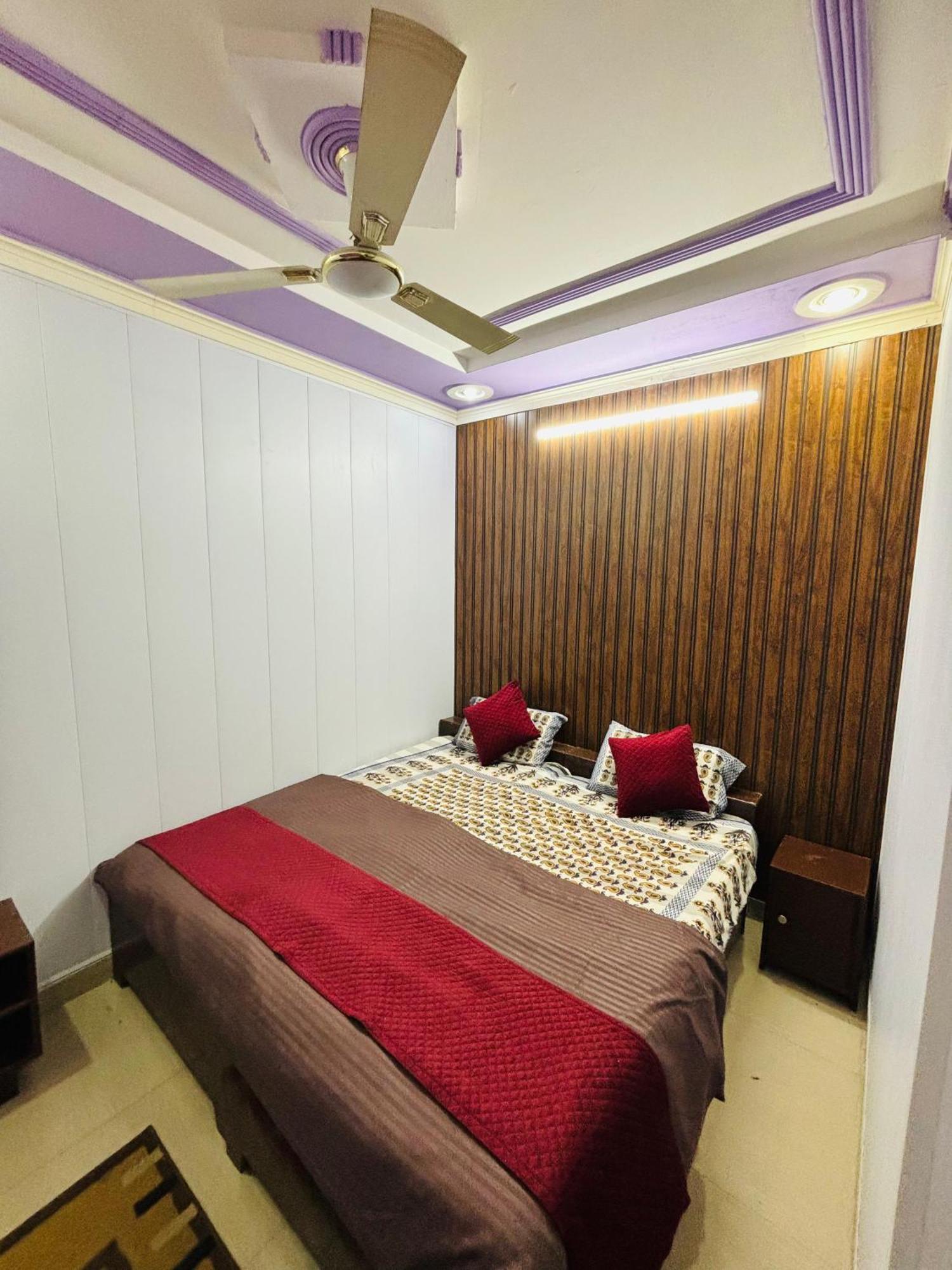 Friends & Hostel- Near Taj Mahal * Agra (Uttar Pradesh)