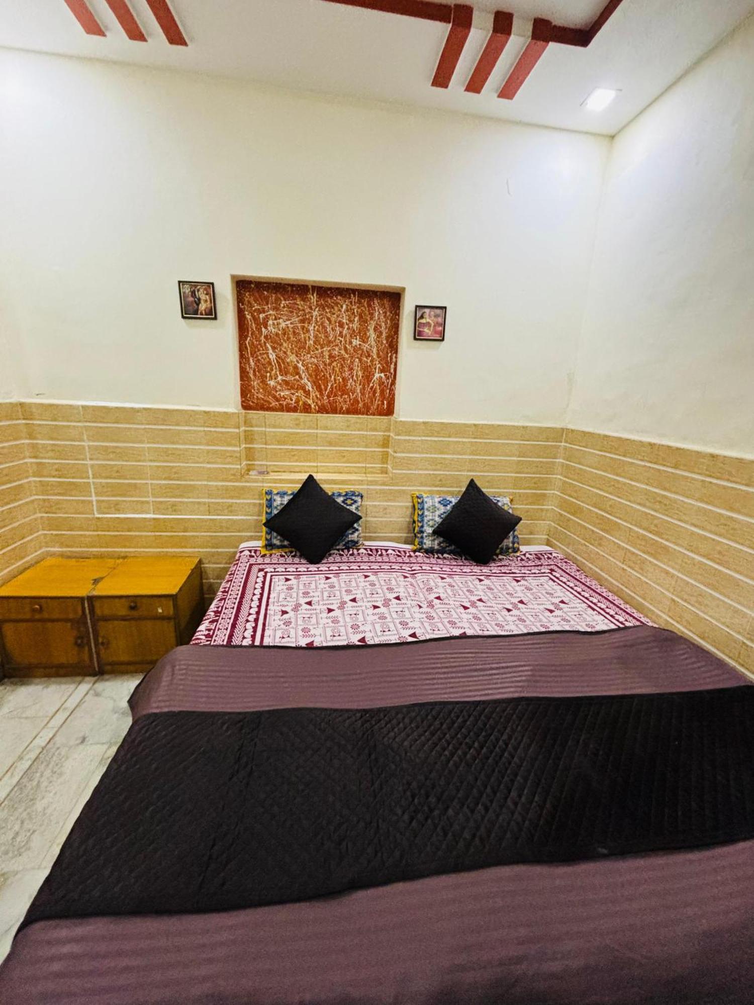 Friends & Hostel- Near Taj Mahal Hostel