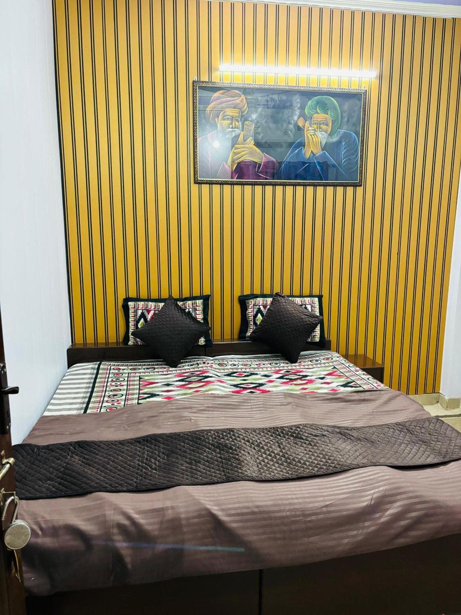 Friends & Hostel- Near Taj Mahal *