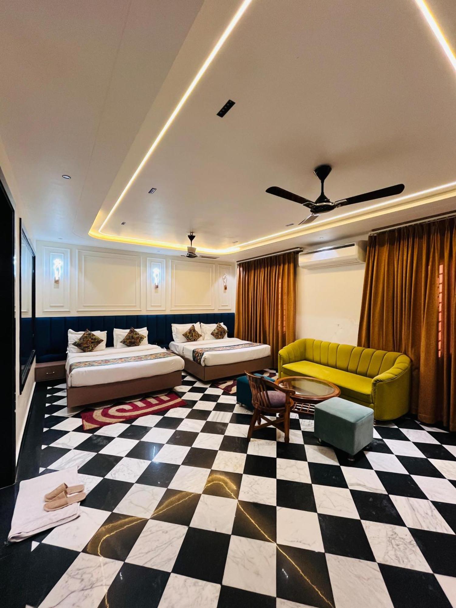 Taj Ronak Luxury - 4*