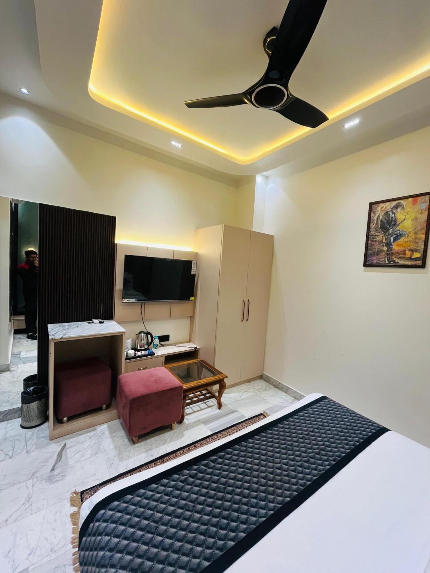Taj Ronak Luxury - Agra