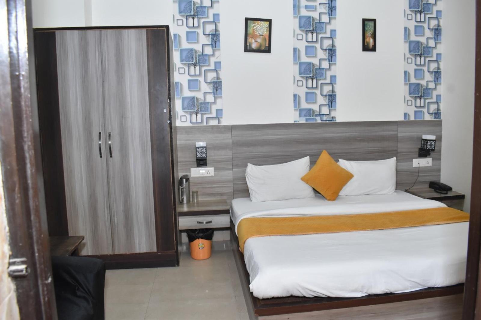 P S & Banquet Hotel 3*