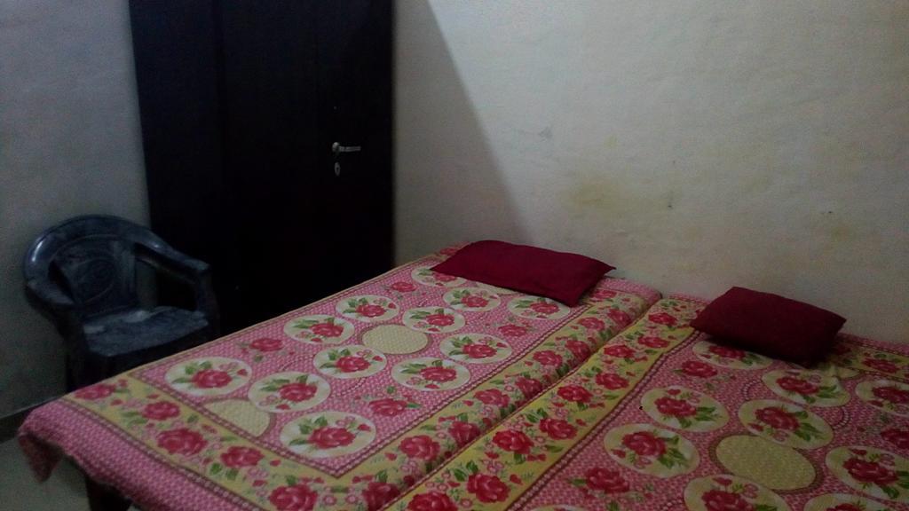 Indu Dormitory And Agra (Uttar Pradesh)