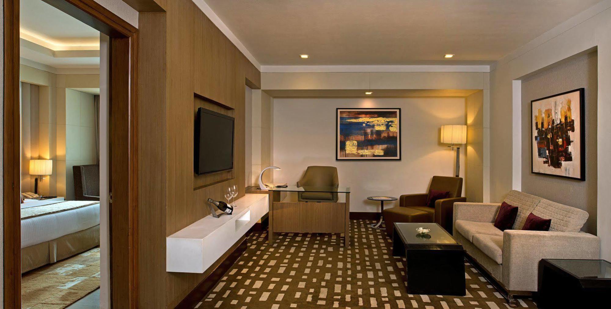 Hotel Taj & Convention Centre, 5*
