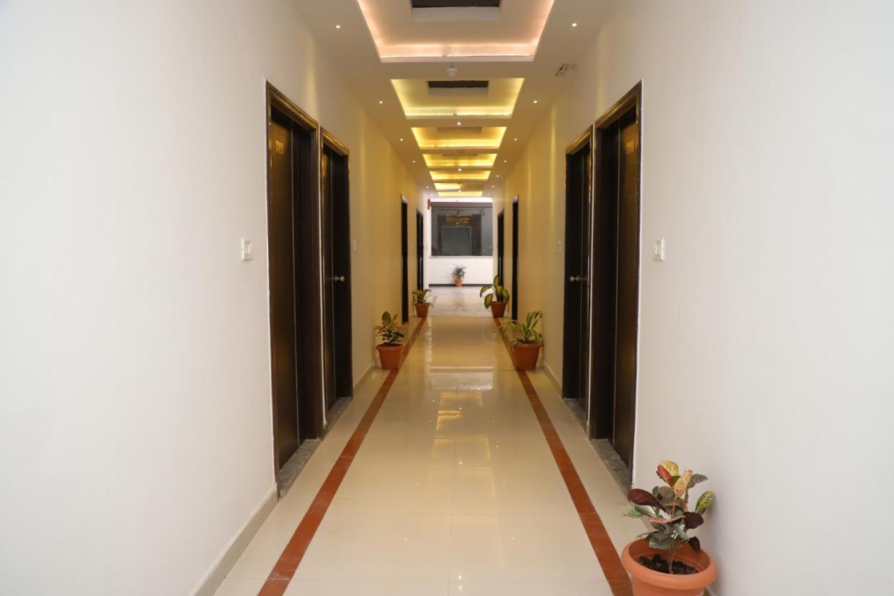 Capital O 46229 Hotel The Golden Bird Hotel 3*