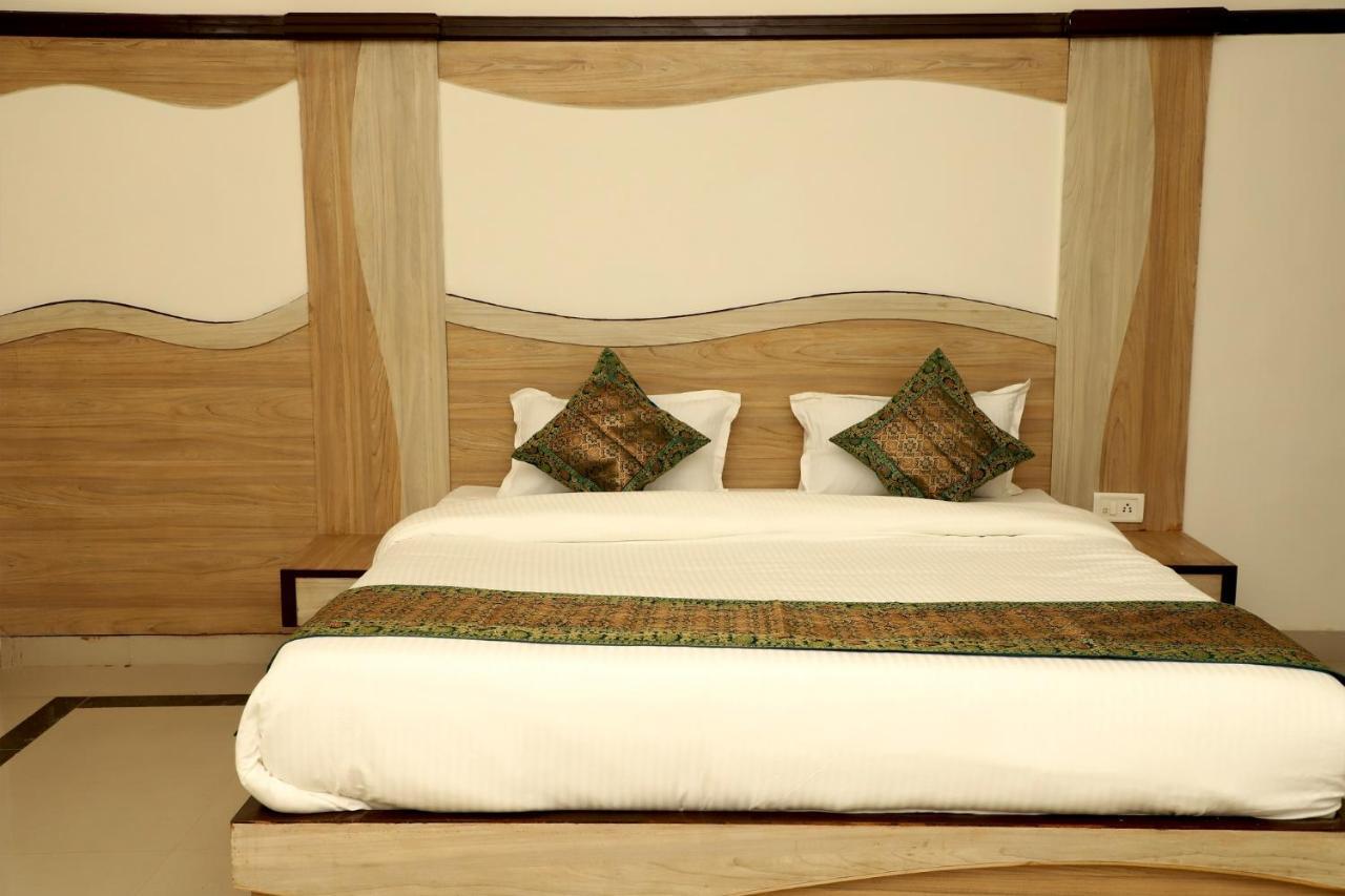 Capital O 46229 Hotel The Golden Bird Hotel 3*