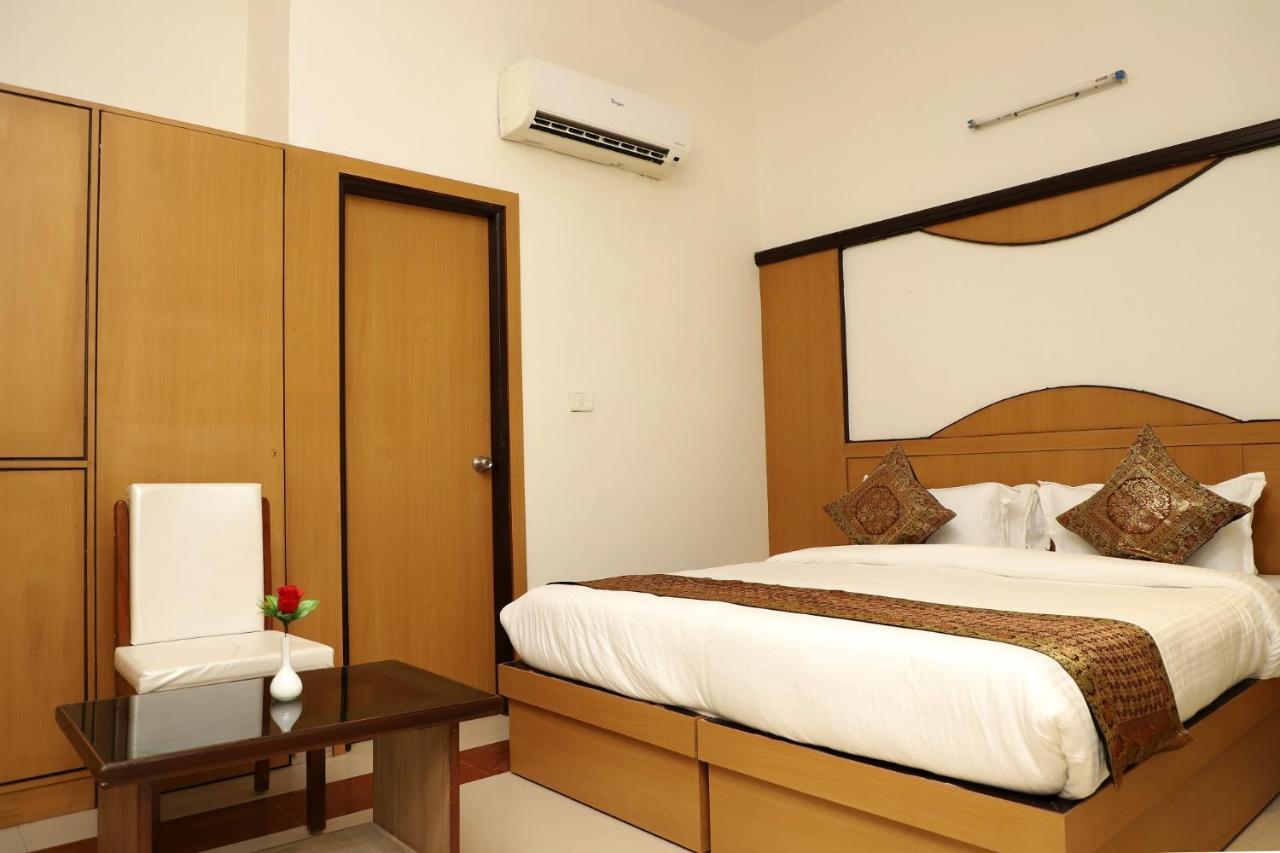 Capital O 46229 Hotel The Golden Bird Hotel 3*