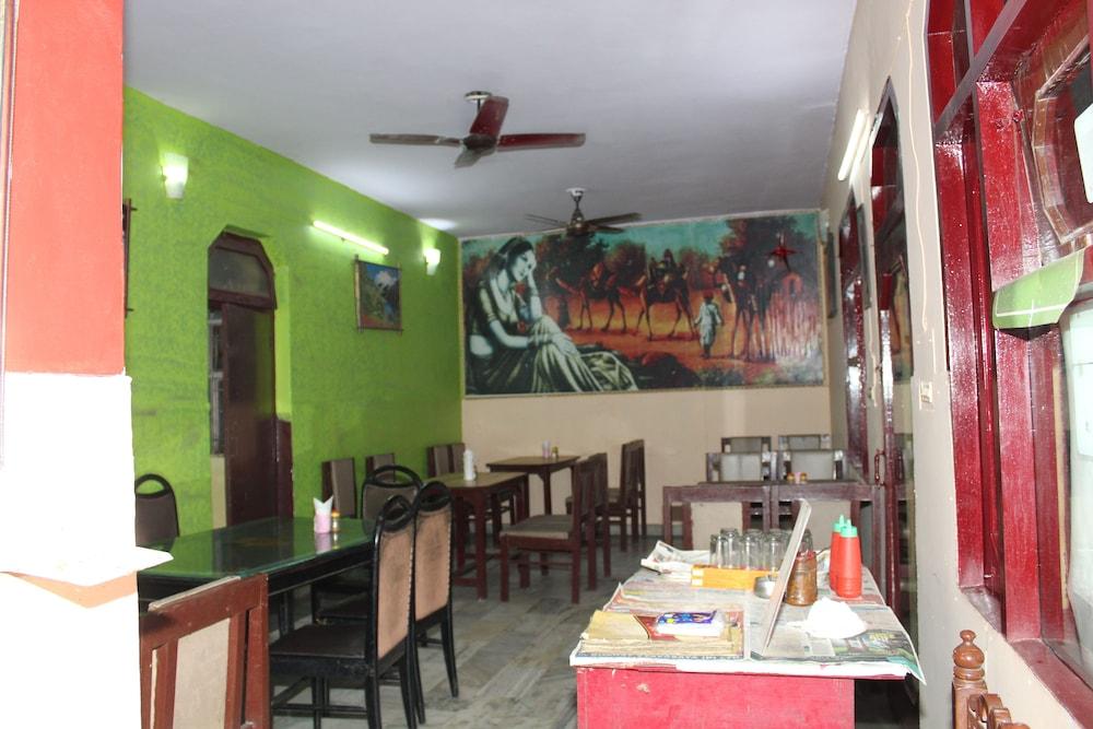 Hotel Raj 2*