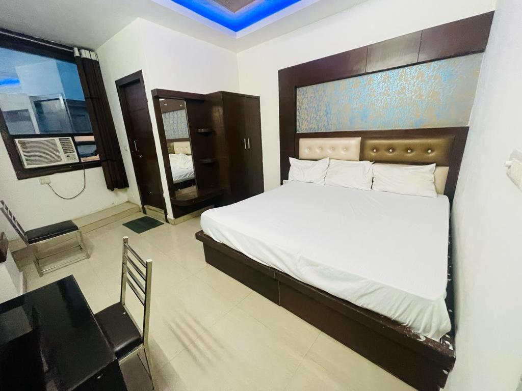 Premium Boston Family Agra (Uttar Pradesh)