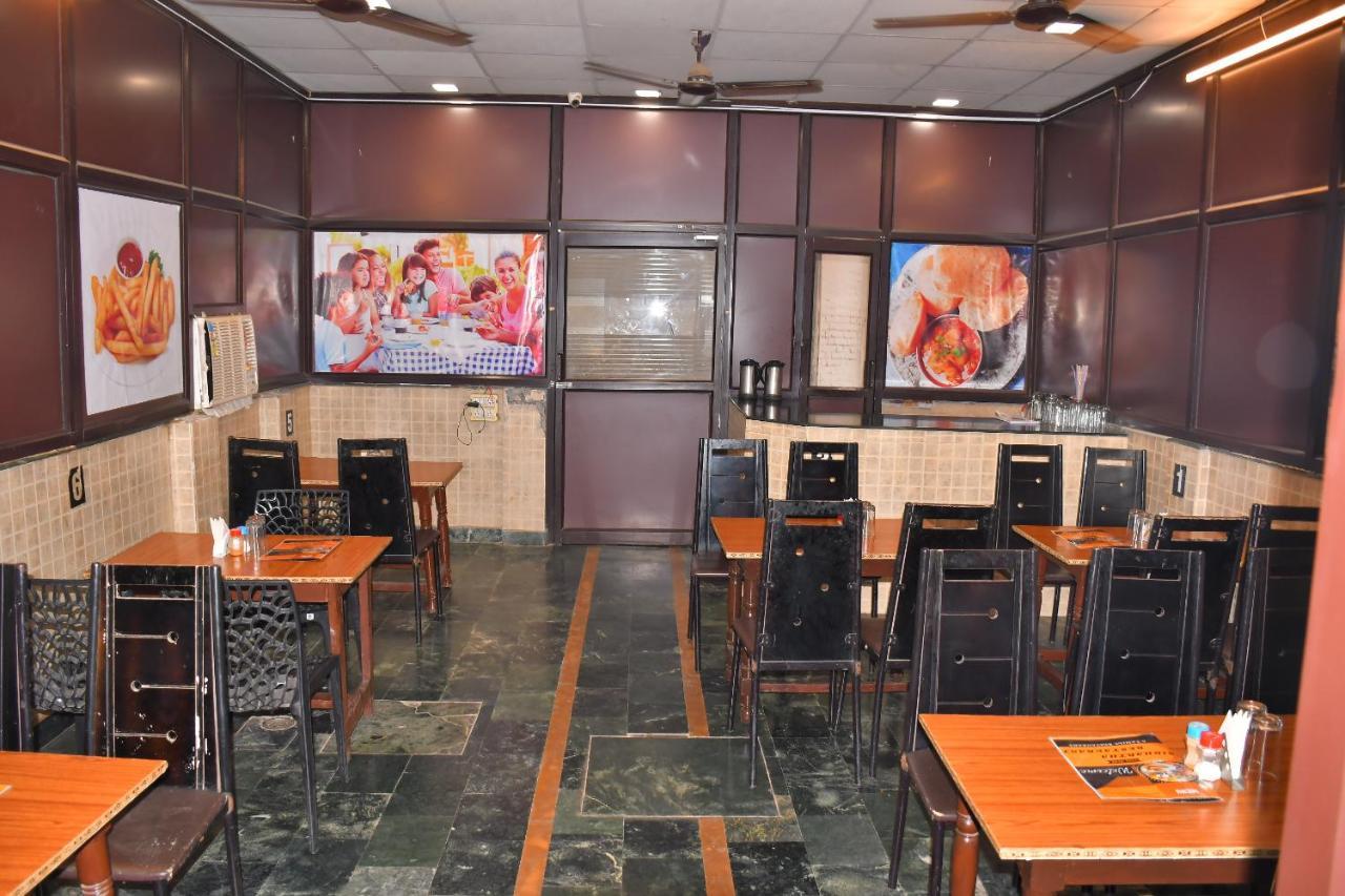 Sidhartha Walking Distance From Tajmahal Hotel 2*