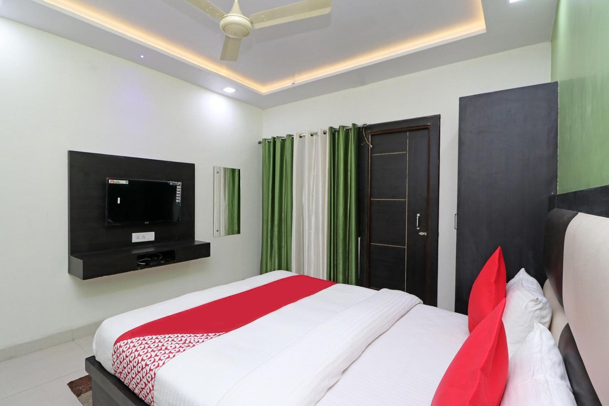 Hotel Oyo The Orient Tree 4*