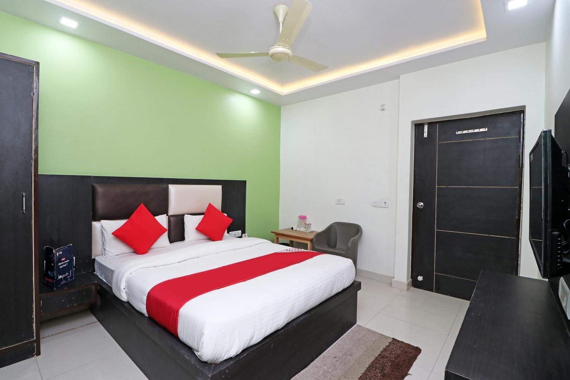 Hotel Oyo The Orient Tree 4*