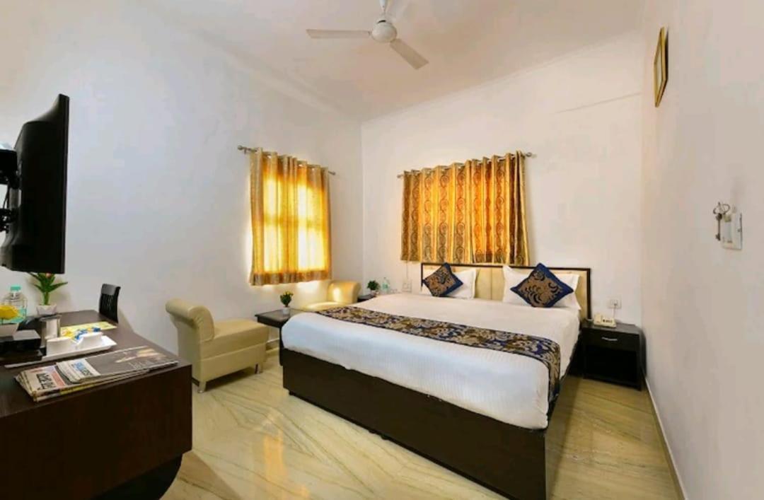 Hotel The First By Goyal Hoteliers Agra (Uttar Pradesh)