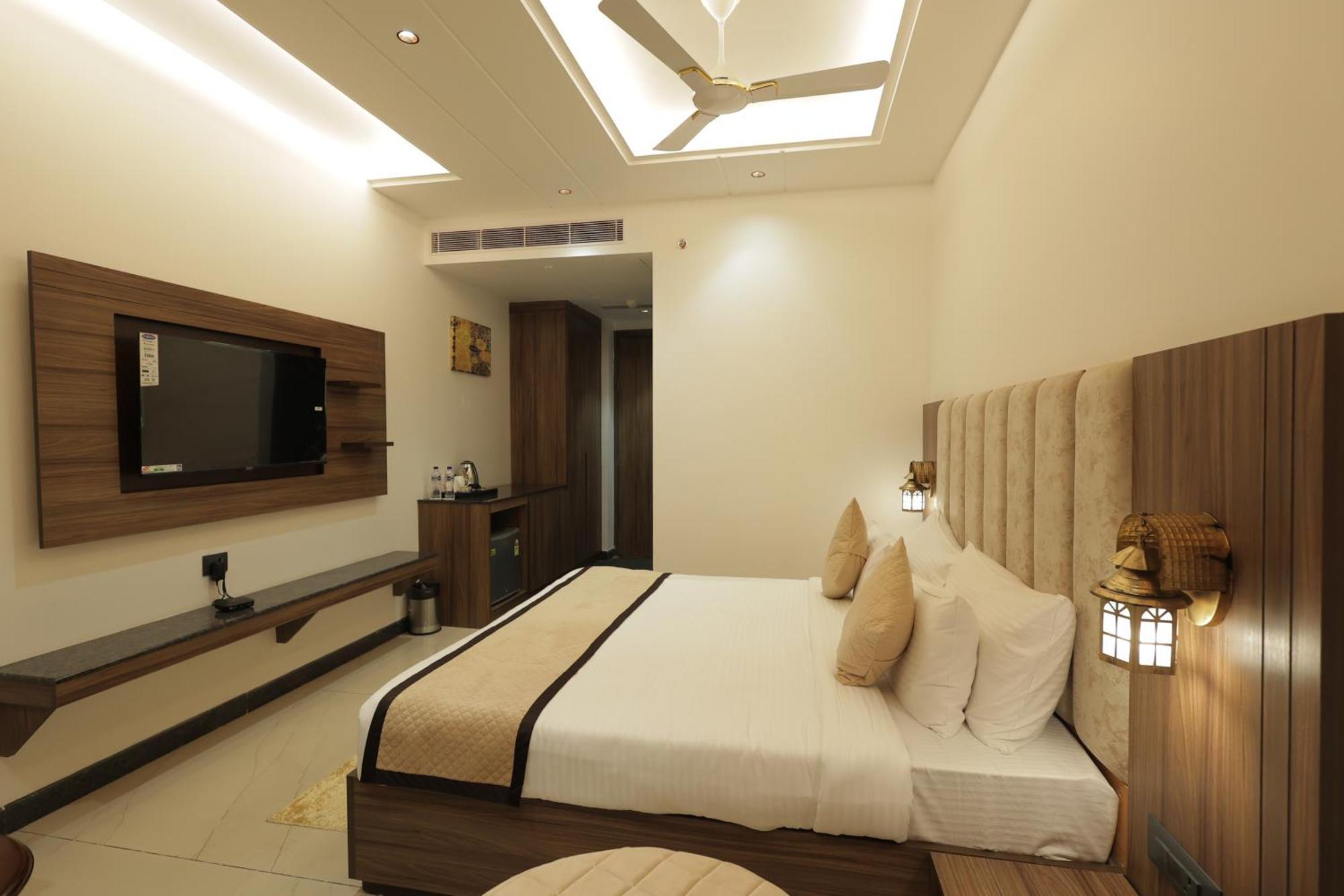 Hotel Snj Taj Grand