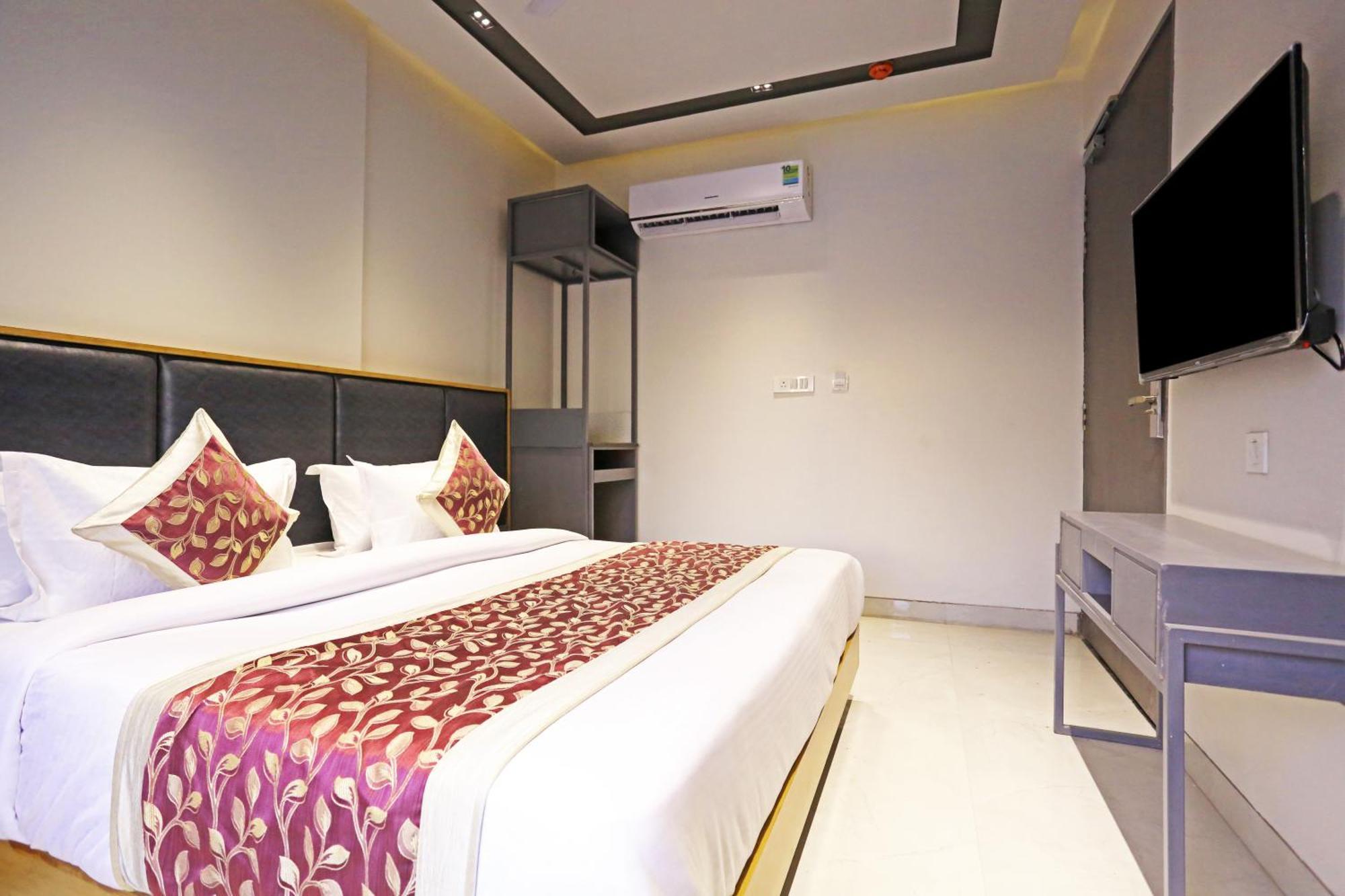Crown Hotel Agra Near Taj Mahal & Tc Restaurant