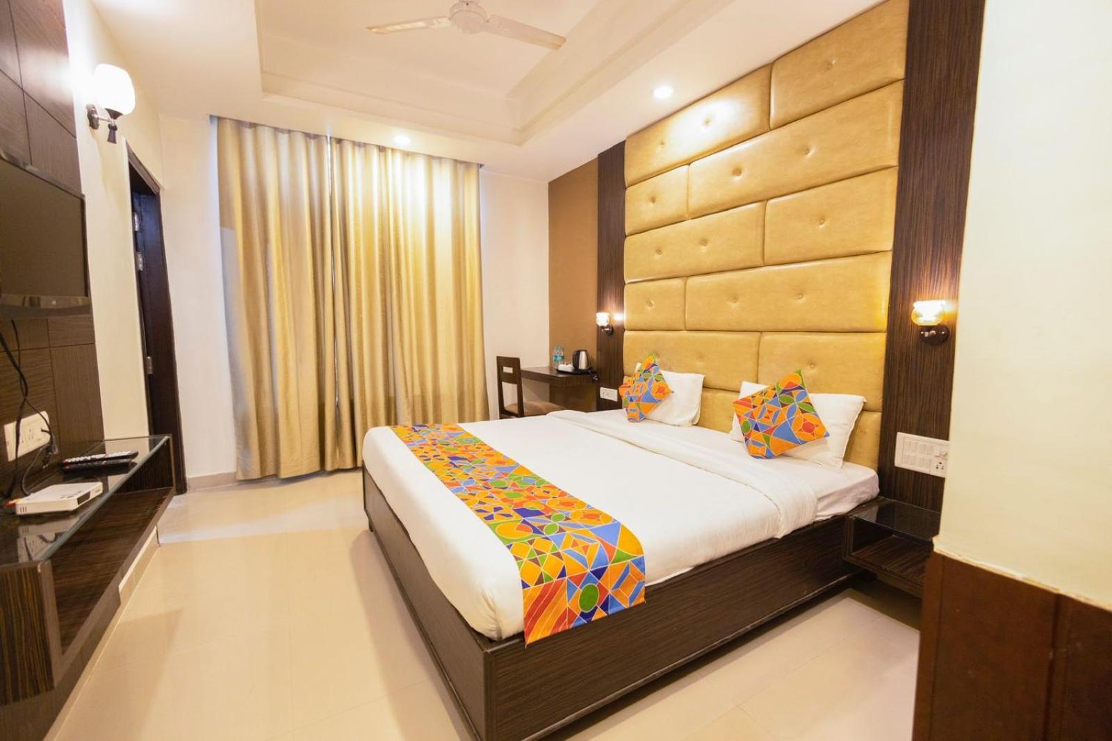 Sahibs Lighthouse - Family & Corporate Hotel